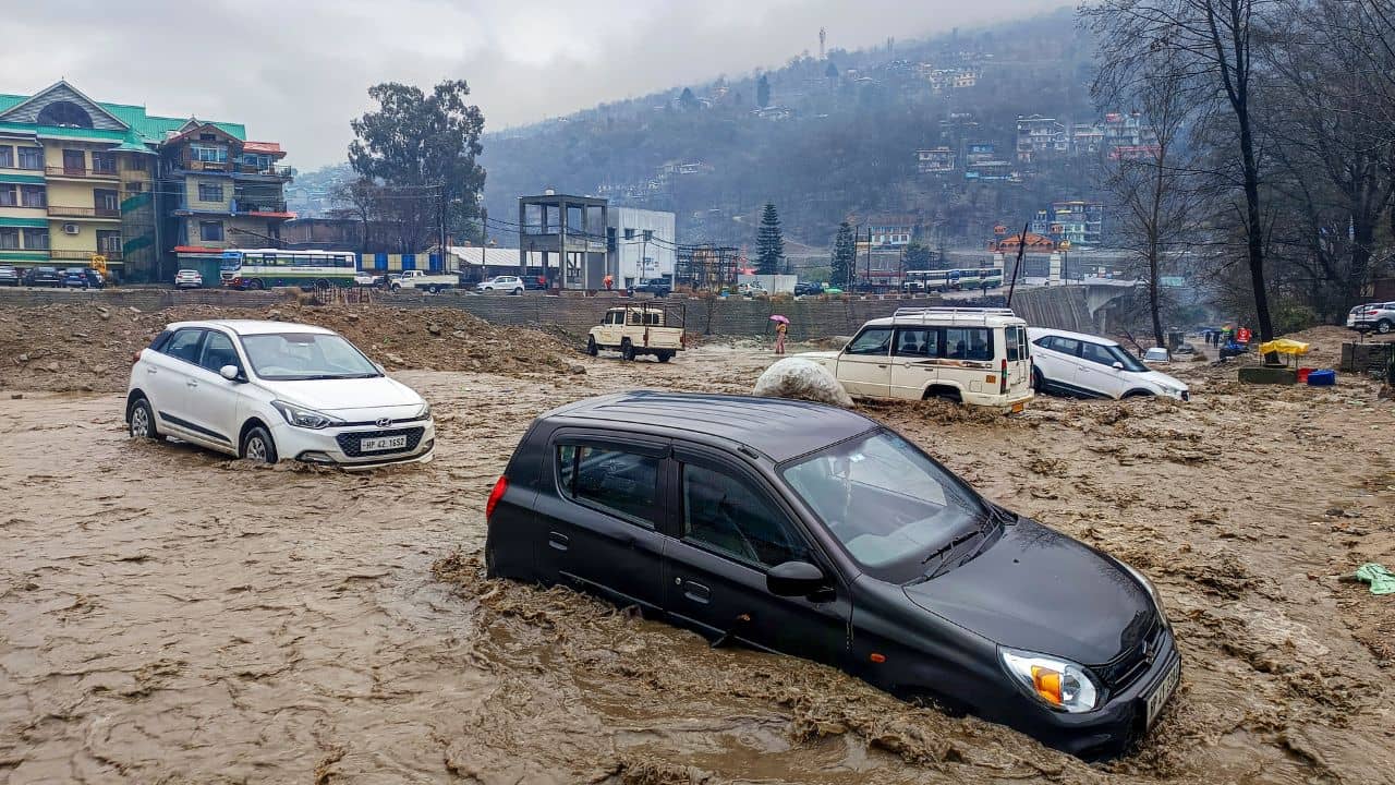 Jammu-Kashmir Floods: কাশ্মীরে লাল সতর্কতা! সরে যাচ্ছে পায়ের তলার মাটি, ঘরছাড়া শতাধিক