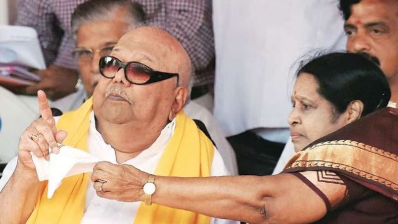 করুণানিধি: তামিলনাড়ুর প্রাক্তন মুখ্যমন্ত্রী করুণানিধির রাজনৈতিক জীবনের পাশাপাশি ব্যক্তিগত জীবন নিয়েও চর্চা-বিতর্ক ছিল অনেক। নিজের থেকে ৪২ বছরের ছোট রাজাথি আম্মালকে বিয়ে করেন তিনি।