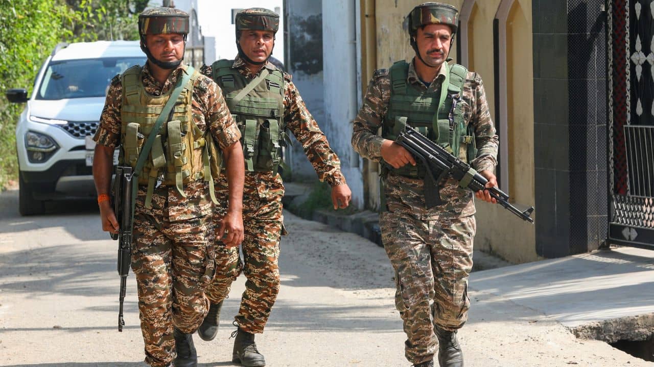 Pahalgam Attack: নামানো হল পর্যটনের ঝাপ, ফের নাশকতার ঝুঁকি বাড়তেই কাশ্মীরে বড় পদক্ষেপ সরকারের