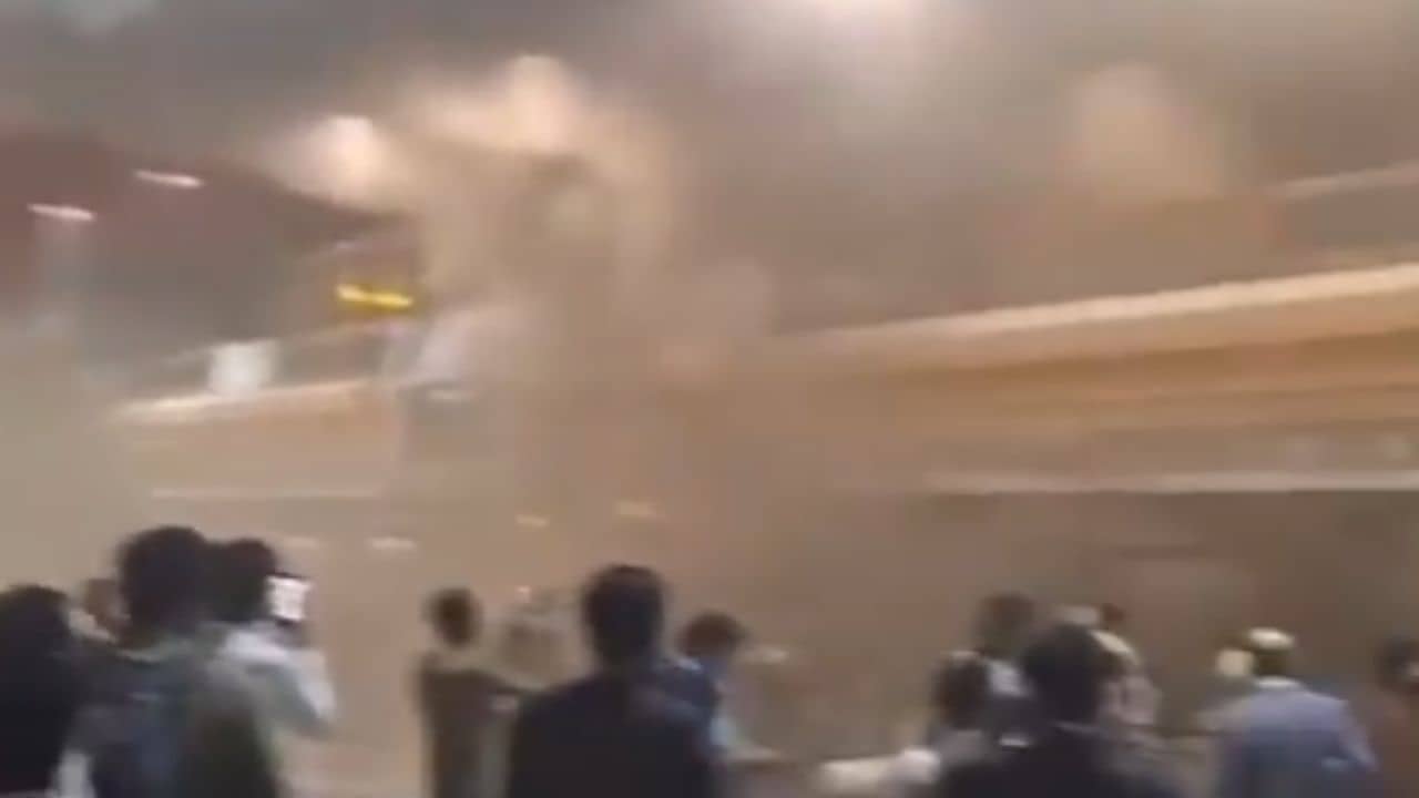 VIDEO: ভারতকে বিপদে ফেলার প্ল্যান করতে গিয়েই বিপত্তি! দাউদাউ করে জ্বলছে লাহোর বিমানবন্দর, বাতিল সব বিমান