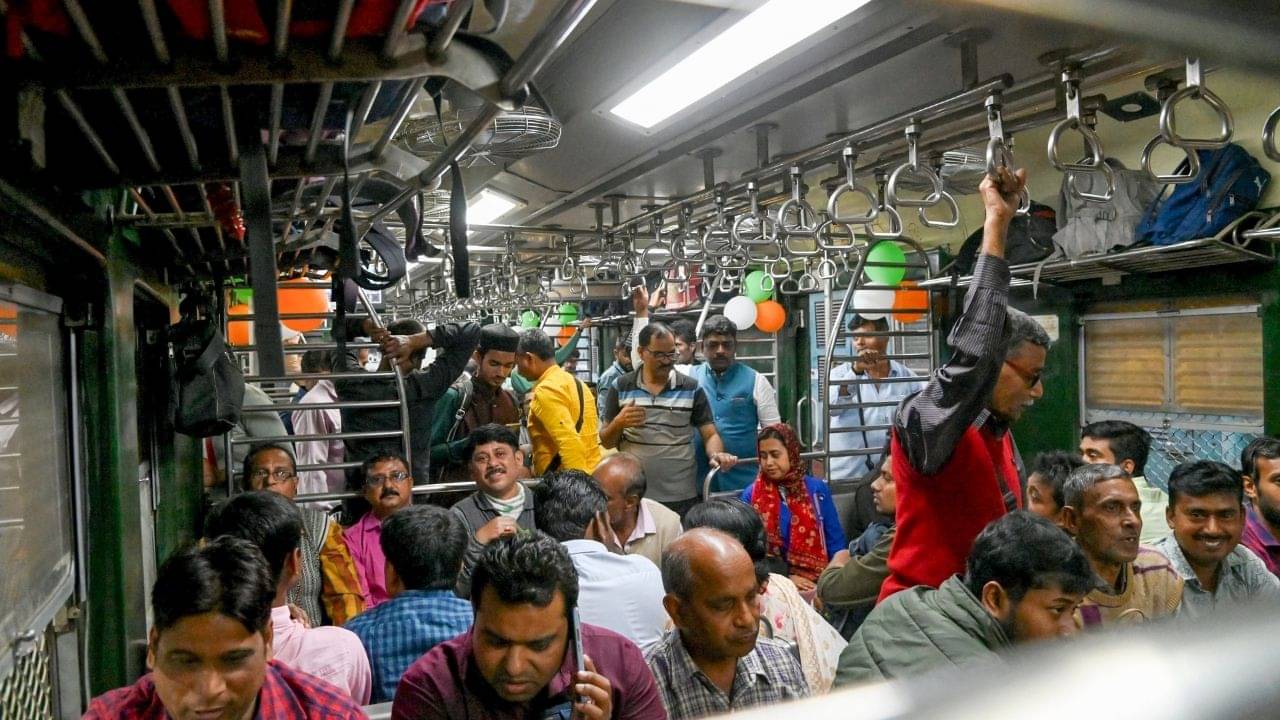 New Local train running from Sealdah: শিয়ালদহ ডিভিশনের যাত্রীদের জন্য বিরাট সুখবর! একধাক্কায় বেড়ে যাচ্ছে লোকালের সংখ্যা