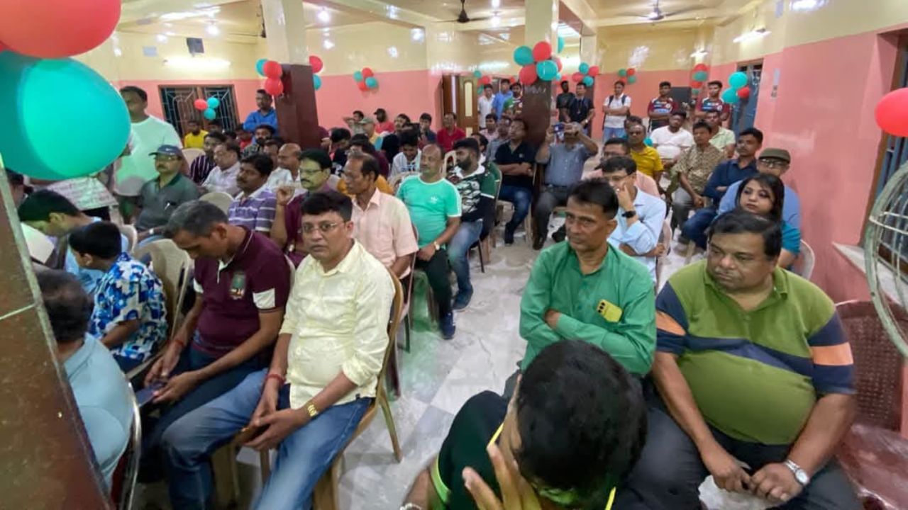 শ্রীরামপুর, হাওড়া নয়, সোনারপুর থেকে প্রচার শুরু করলেন টুম্পাই। সোনারপুরকে কেন্দ্র করে ছড়িয়ে থাকা বারুইপুর, রাজপুর, হরিনাভি, গড়িয়ার শতাধিক মোহনবাগান সমর্থকদের নিয়ে কার্যত কর্মী সম্মেলন সারলেন প্রাক্তন সচিব ও আসন্ন মোহনবাগান নির্বাচনে প্রবল প্রতিপক্ষ সৃঞ্জয় বসু।