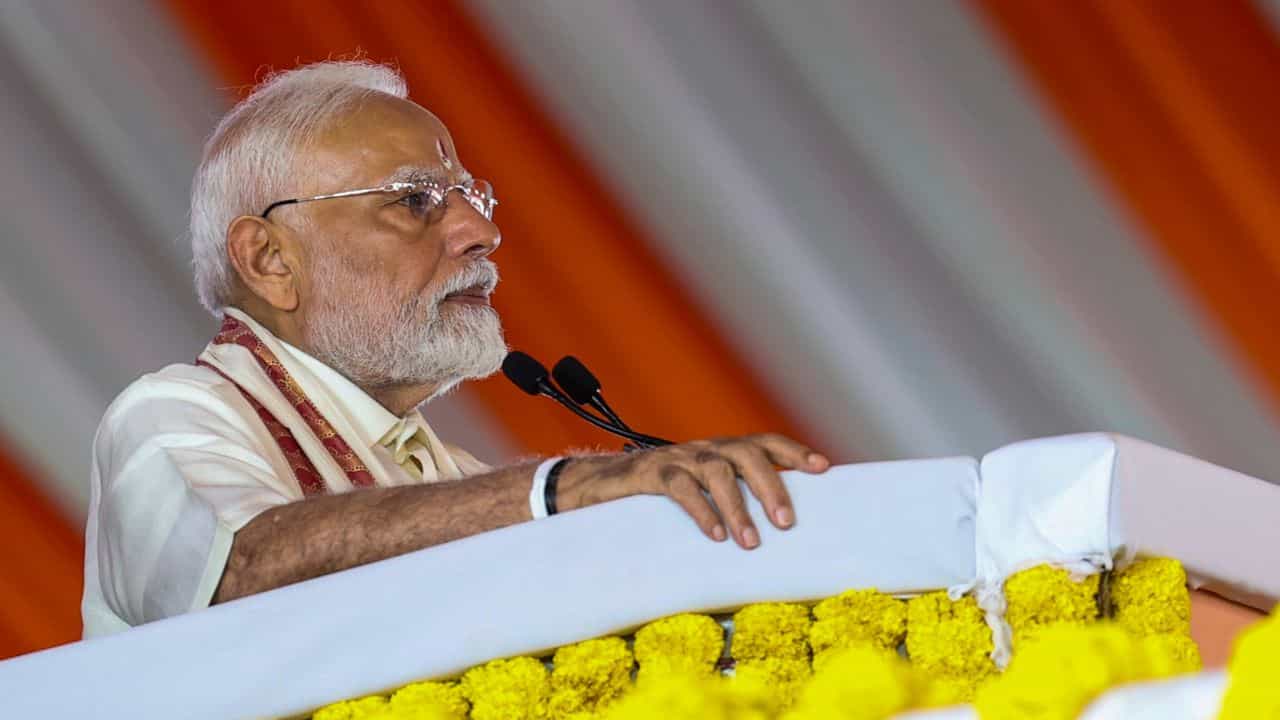 PM Modi: 'এত সব চিঠি লেখে, কিন্তু একটাও সই তামিলে দেখি না', 'ঘরে ঢুকে' স্ট্যালিনকে ইঙ্গিতে আক্রমণ মোদীর PM Modi: 'এত সব চিঠি লেখে, কিন্তু একটাও সই তামিলে দেখি না', 'ঘরে ঢুকে' স্ট্যালিনকে ইঙ্গিতে আক্রমণ মোদীর