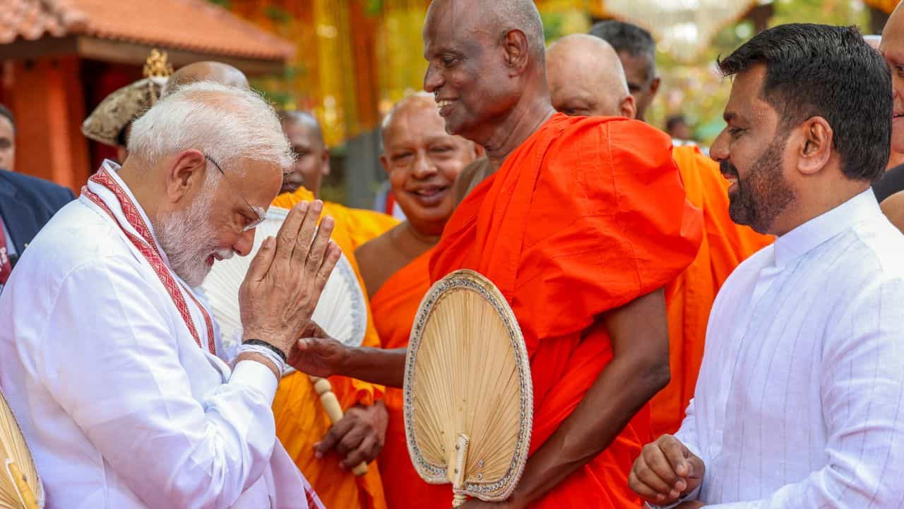 PM Modi in Sri Lanka: শ্রীলঙ্কায় গিয়ে আটক ১৪ ভারতীয় মৎস্যজীবীকে 'ঘরে ফেরালেন' মোদী PM Modi in Sri Lanka: শ্রীলঙ্কায় গিয়ে আটক ১৪ ভারতীয় মৎস্যজীবীকে 'ঘরে ফেরালেন' মোদী