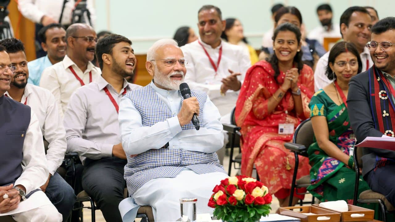 Mudra Loan: দশ বছরে পা মুদ্রা প্রকল্পের! খুশি হয়ে বাসভবনে উপভোক্তাদের আমন্ত্রণ জানালেন মোদী