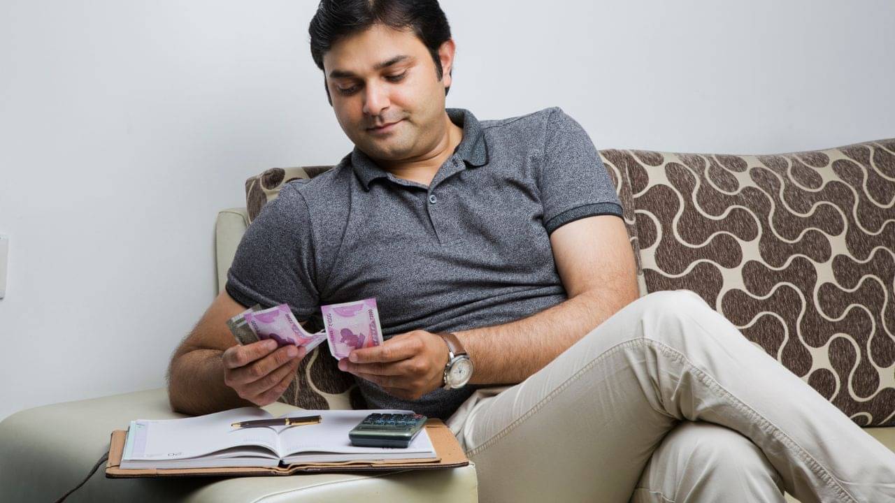 SIP নাকি PPF, হাতে এক লক্ষ টাকা থাকলে কোথায় বিনিয়োগ বুদ্ধিমানের কাজ হবে?