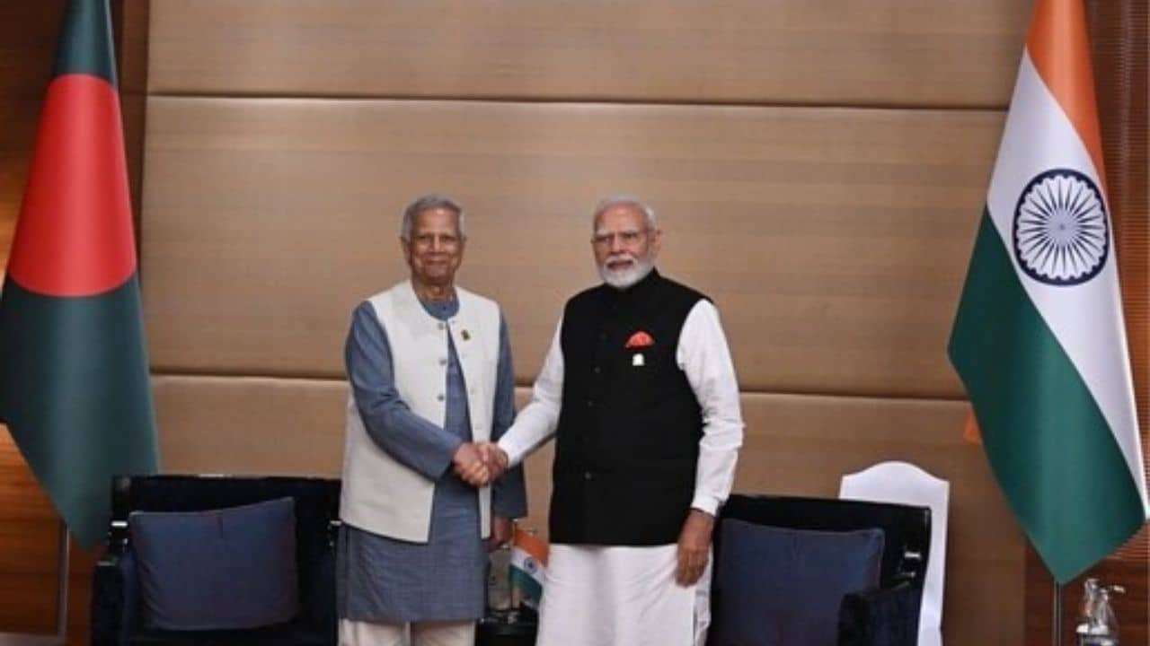 PM Modi Meets Yunus: মেলালেন হাত, মুখে হাসি! ব্যাঙ্ককে পার্শ্ব বৈঠক মোদী-ইউনূসের