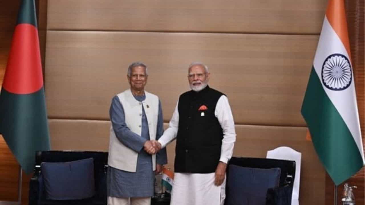 PM Modi Meets Yunus: মেলালেন হাত, মুখে হাসি! ব্যাঙ্ককে পার্শ্ব বৈঠক মোদী-ইউনূসের PM Modi Meets Yunus: মেলালেন হাত, মুখে হাসি! ব্যাঙ্ককে পার্শ্ব বৈঠক মোদী-ইউনূসের