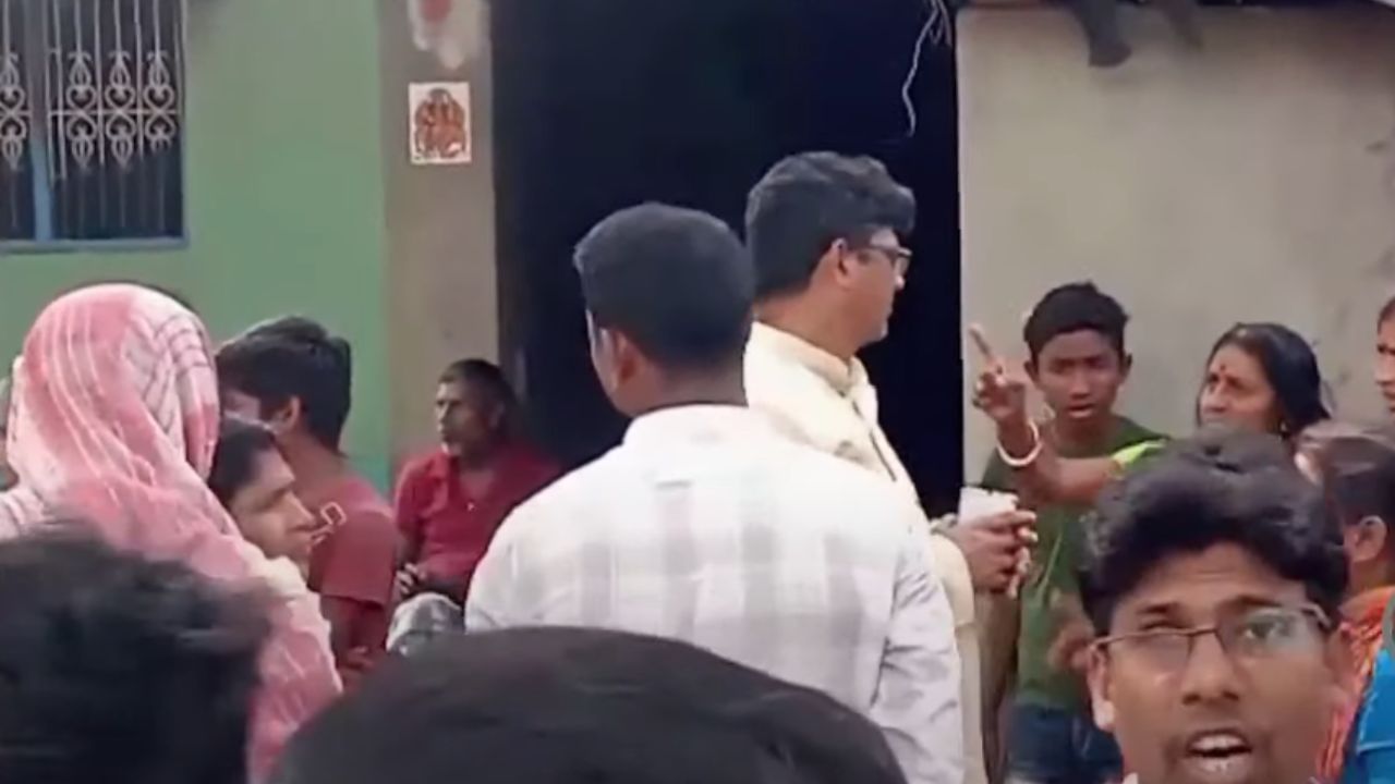 Murshidabad: আট দিন পর 'থমথমে' সামশেরগঞ্জে গিয়ে 'বিপদে' তৃণমূল বিধায়ক, নেতাকে দেখতেই ছুটে গেল গ্রামবাসীরা Murshidabad: আট দিন পর 'থমথমে' সামশেরগঞ্জে গিয়ে 'বিপদে' তৃণমূল বিধায়ক, নেতাকে দেখতেই ছুটে গেল গ্রামবাসীরা