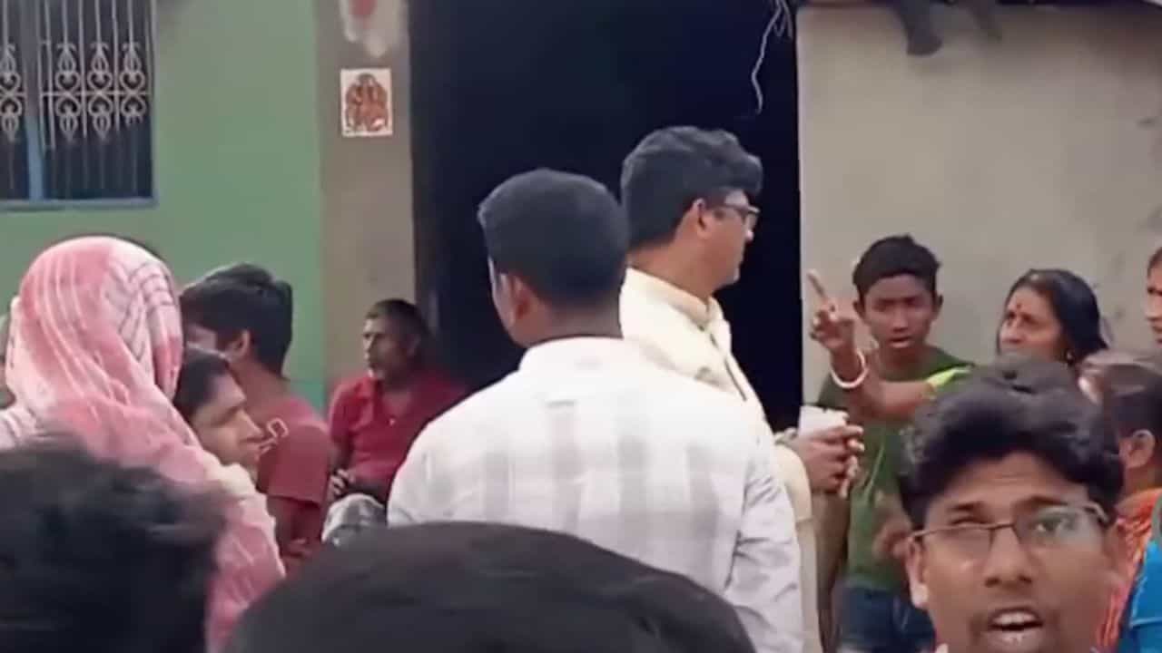 Murshidabad: আট দিন পর 'থমথমে' সামশেরগঞ্জে গিয়ে 'বিপদে' তৃণমূল বিধায়ক, নেতাকে দেখতেই ছুটে গেল গ্রামবাসীরা Murshidabad: আট দিন পর 'থমথমে' সামশেরগঞ্জে গিয়ে 'বিপদে' তৃণমূল বিধায়ক, নেতাকে দেখতেই ছুটে গেল গ্রামবাসীরা