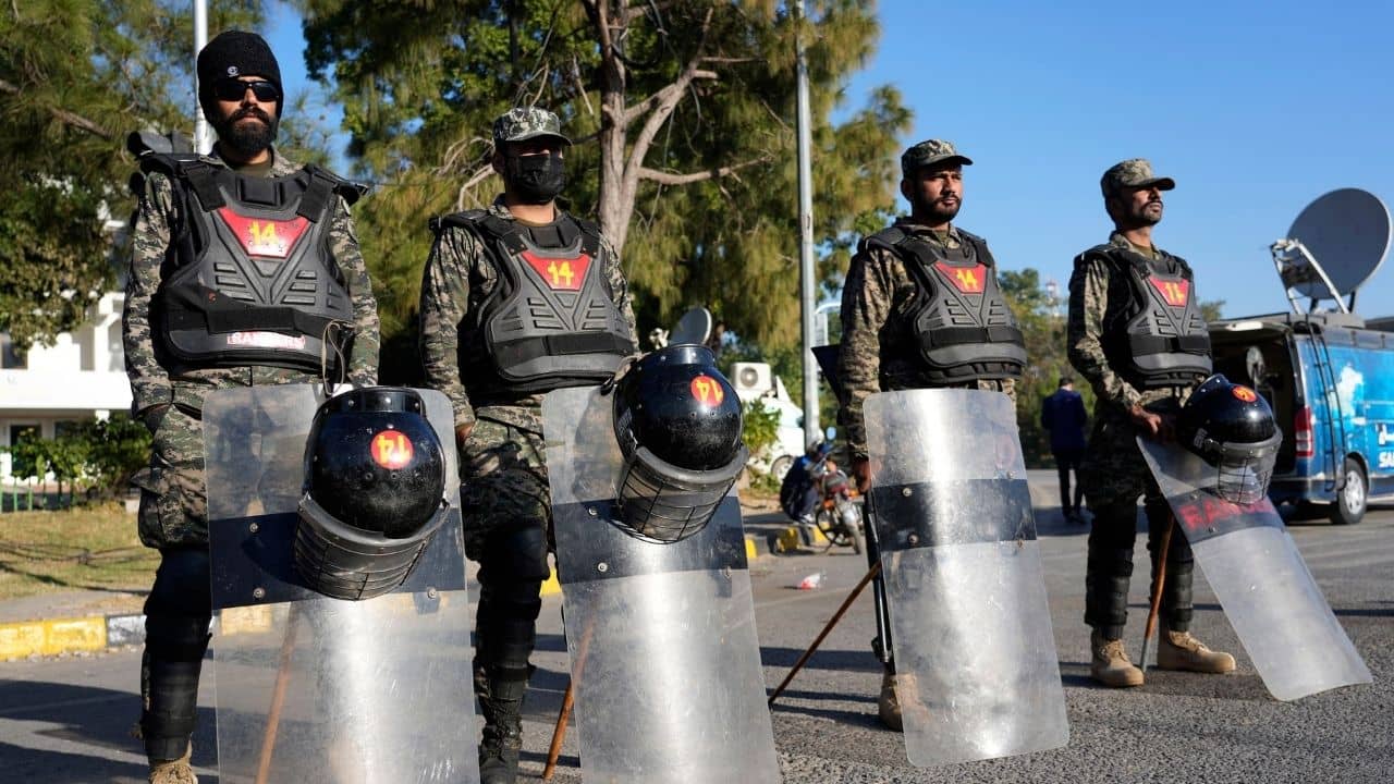 Pakistan Army Mass Resignation: যুদ্ধ শুনেই ১২০০ জওয়ান হাওয়া! ভারতের সঙ্গে এভাবে যুদ্ধ করবে পাকিস্তান?