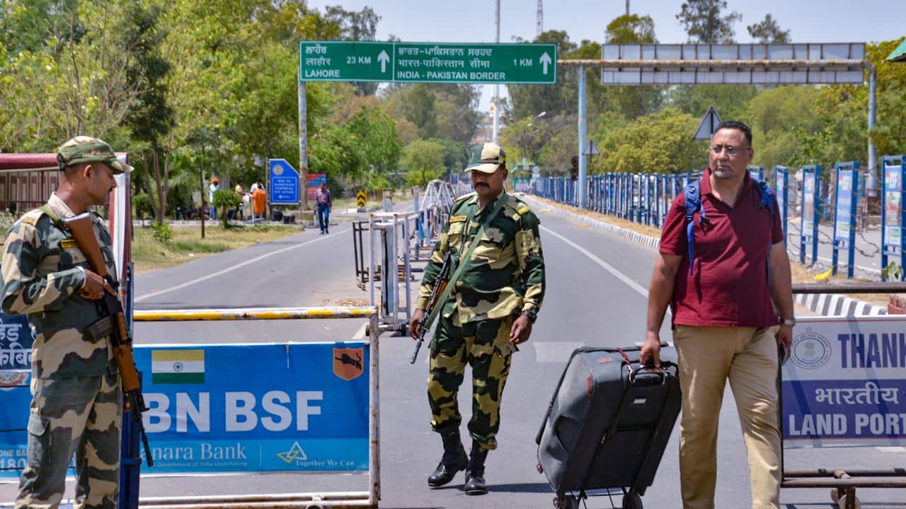 Pakistan Meeting on Pahalgam Attack: বন্ধ বাণিজ্য, উড়তে দেবে না বিমানও, দোষ ঢাকতে ভারতকেই বিপাকে ফেলার চেষ্টা করছে পাকিস্তান?