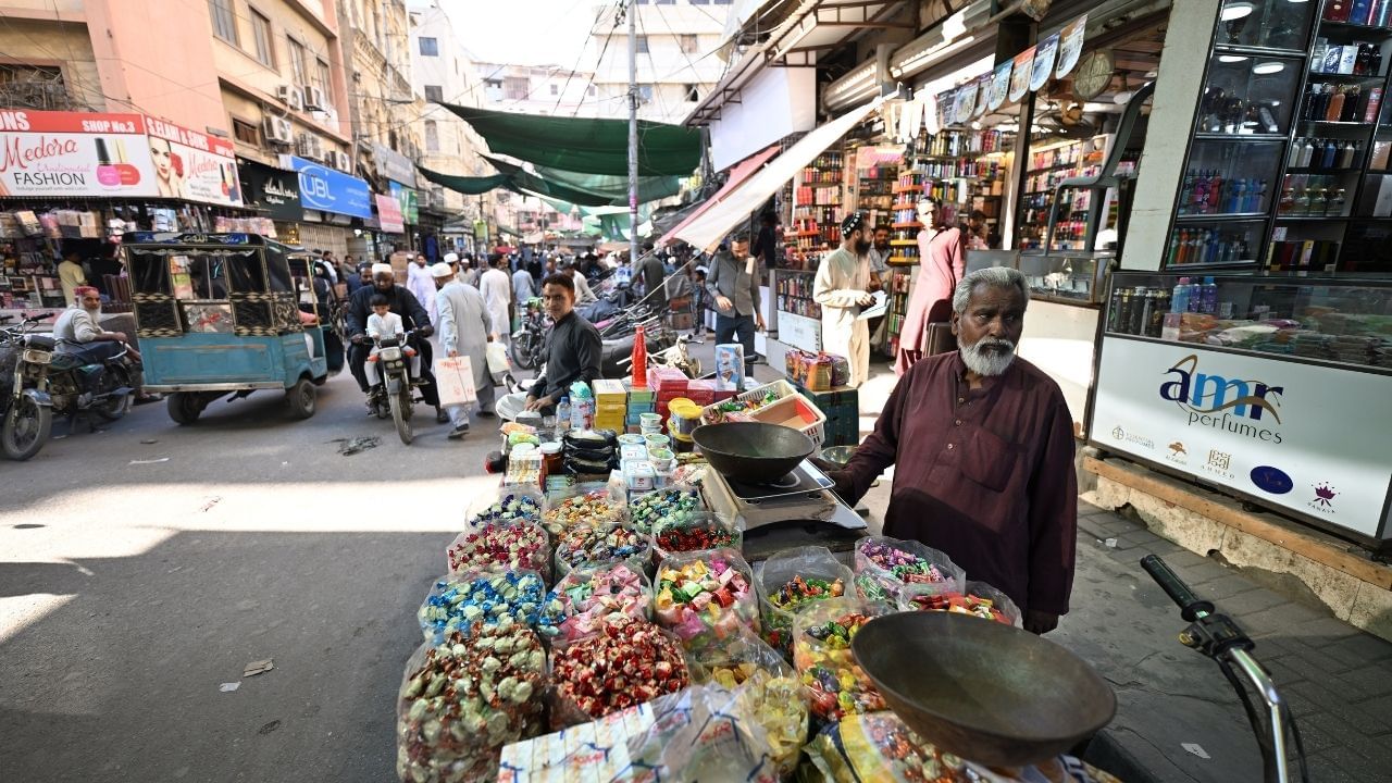 Pakistan Food Crisis: চাল ৩৫০ টাকা, মুরগির মাংস নাকি ৮০০ টাকা কেজি! পেটে খাবার জুটলে তবে তো যুদ্ধ করবে পাকিস্তান... Pakistan Food Crisis: চাল ৩৫০ টাকা, মুরগির মাংস নাকি ৮০০ টাকা কেজি! পেটে খাবার জুটলে তবে তো যুদ্ধ করবে পাকিস্তান...