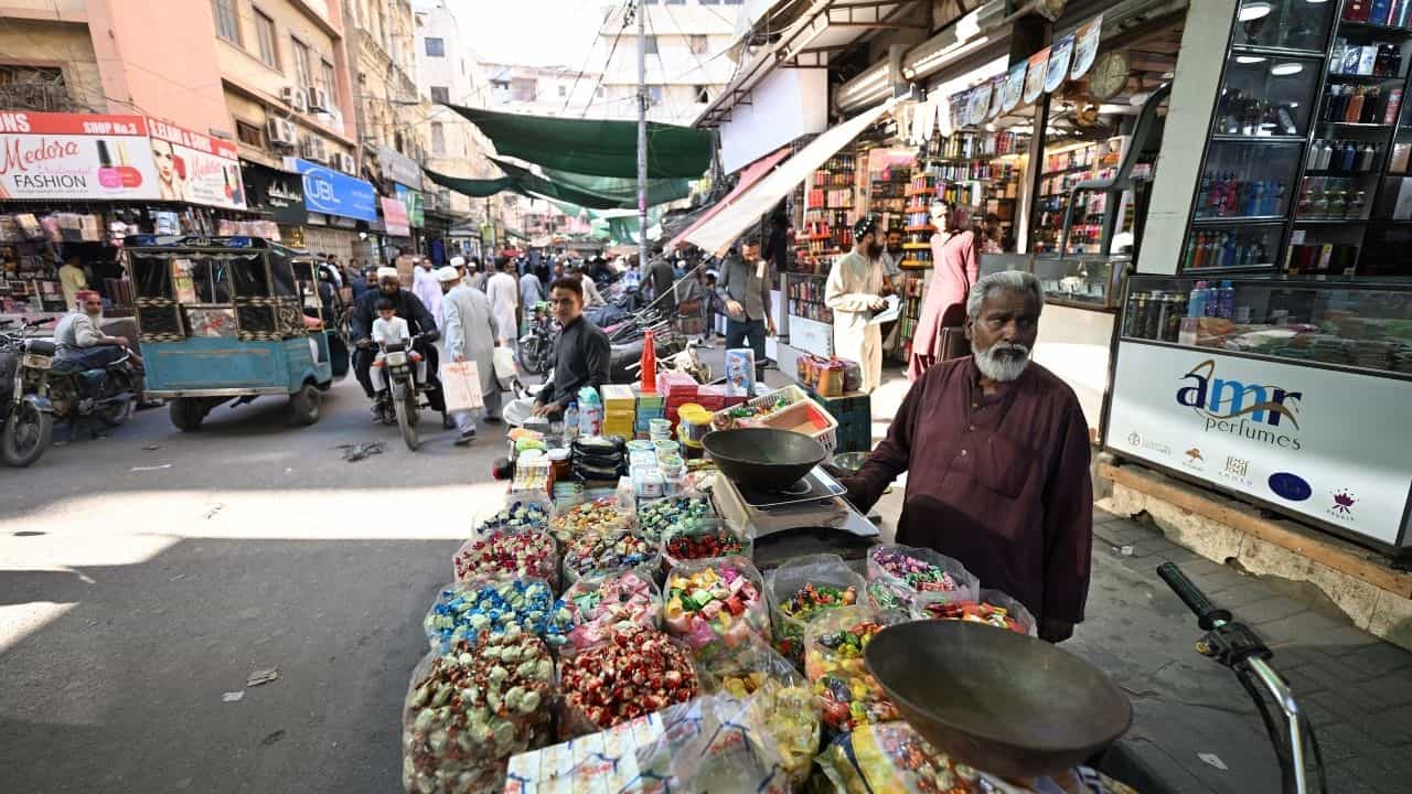 Pakistan Food Crisis: চাল ৩৫০ টাকা, মুরগির মাংস নাকি ৮০০ টাকা কেজি! পেটে খাবার জুটলে তবে তো যুদ্ধ করবে পাকিস্তান... Pakistan Food Crisis: চাল ৩৫০ টাকা, মুরগির মাংস নাকি ৮০০ টাকা কেজি! পেটে খাবার জুটলে তবে তো যুদ্ধ করবে পাকিস্তান...
