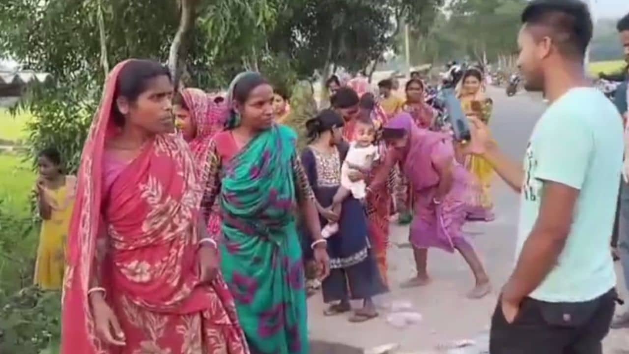 Patashpur: ওই সব লাইসেন্স বুঝি না..., কোমরে আঁচল গুঁজে লাঠি হাতে মাঠে মহিলারা, হা করে দাঁড়িয়ে দেখল ছেলে-ছোকরারা