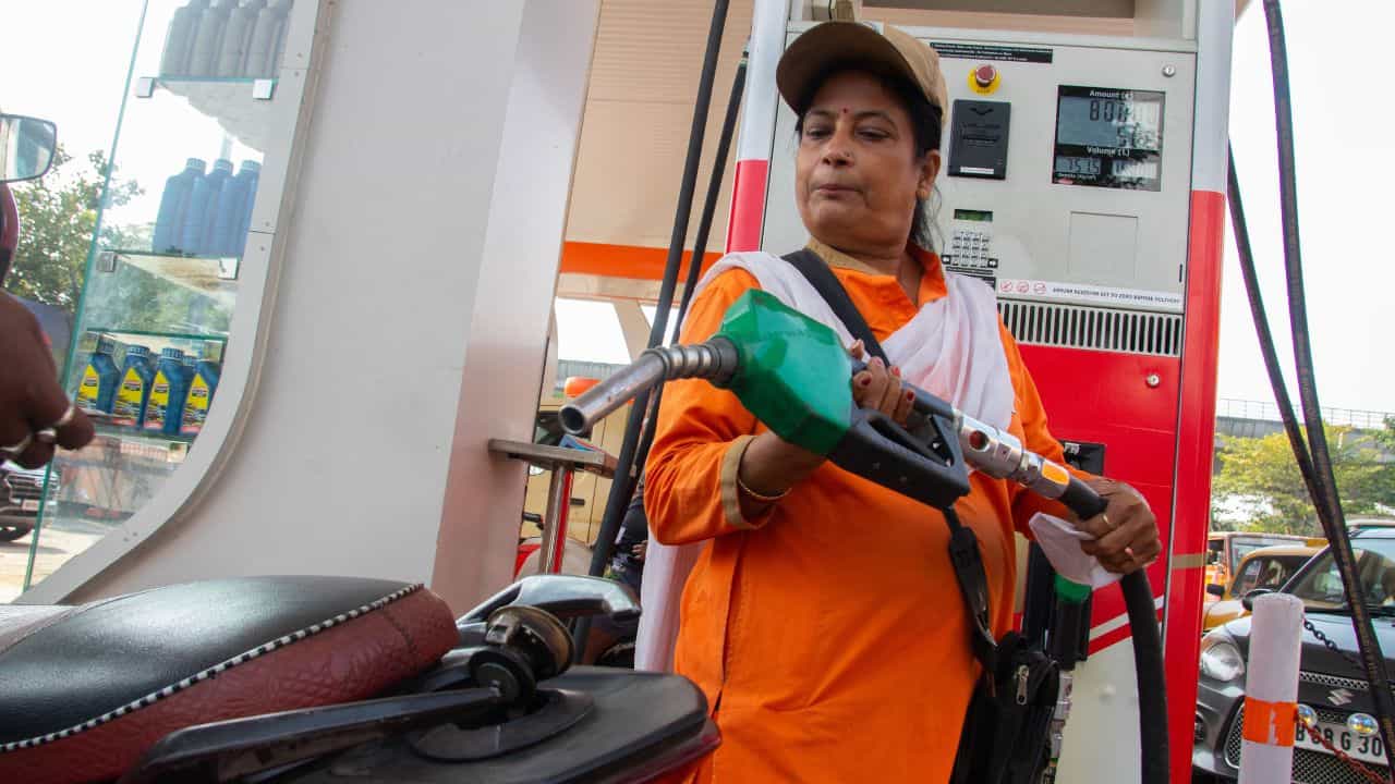Petrol-Diesel Price: পেট্রোল-ডিজেলের উপর বাড়ল করের বোঝা! এবার কি তবে দাম বাড়বে তেলের? Petrol-Diesel Price: পেট্রোল-ডিজেলের উপর বাড়ল করের বোঝা! এবার কি তবে দাম বাড়বে তেলের?