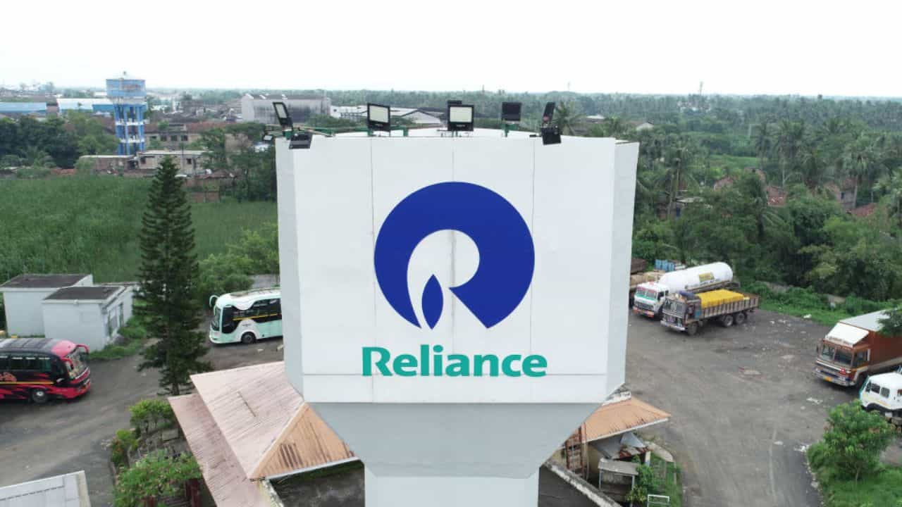 Mukesh Ambani: দালাল স্ট্রিটে রিলায়েন্সের শেয়ারে 'লাল-বাতি'! এটাই কি তবে বিক্রি করার মোক্ষম সময়? Mukesh Ambani: দালাল স্ট্রিটে রিলায়েন্সের শেয়ারে 'লাল-বাতি'! এটাই কি তবে বিক্রি করার মোক্ষম সময়?