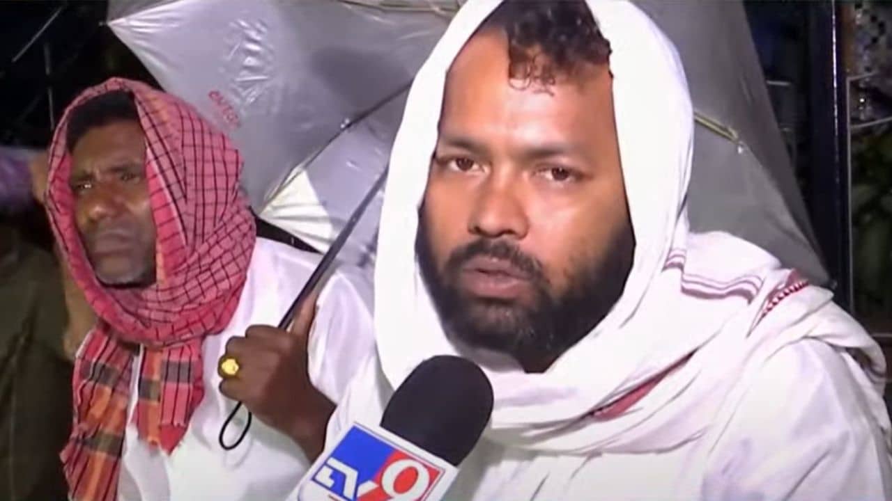 Sacked Teachers Hunger Strike: চোখে-মুখে ক্লান্তির ছাপ! ১২ ঘণ্টা পেরিয়ে বৃষ্টি মাথায় করেই জারি চাকরিহারাদের অনশন