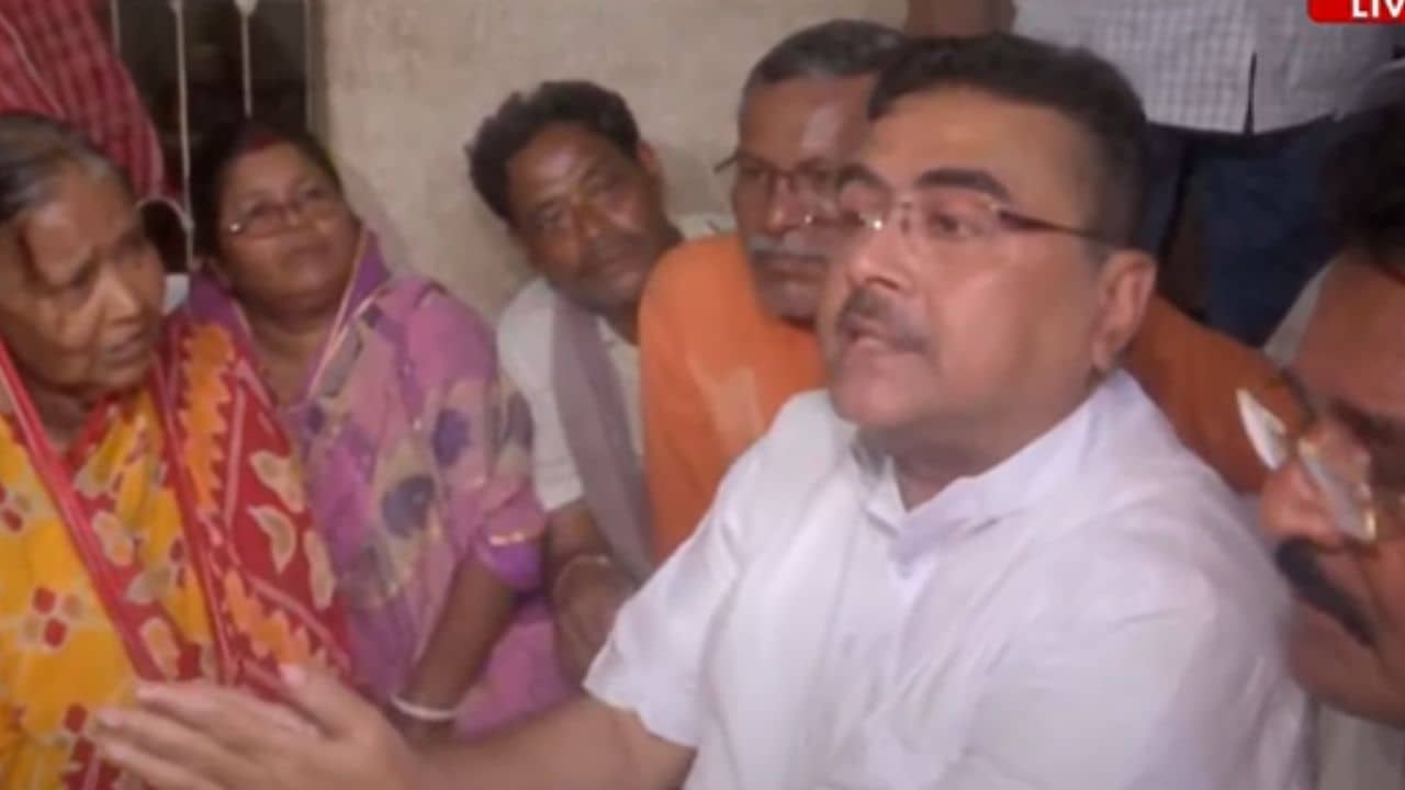 Murshidabad: মুর্শিদাবাদে হিংসায় নিহত বাবা-ছেলের পরিবারকে ১০ লাখি চেক তুলে দিলেন শুভেন্দু