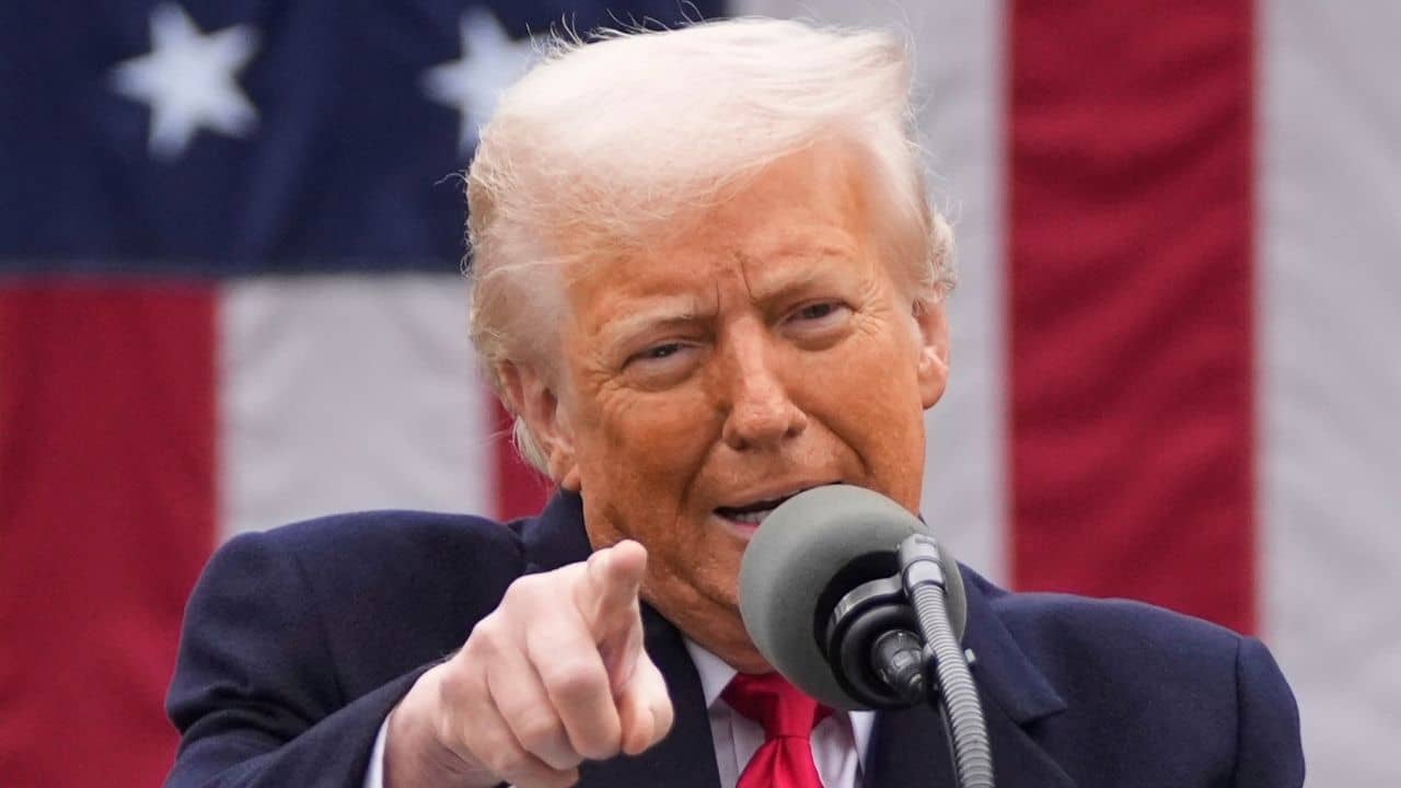 Donald Trump: ডুবছে শেয়ার বাজার, ট্রাম্প বলছেন এটাই নাকি বড়লোক হওয়ার সময়!