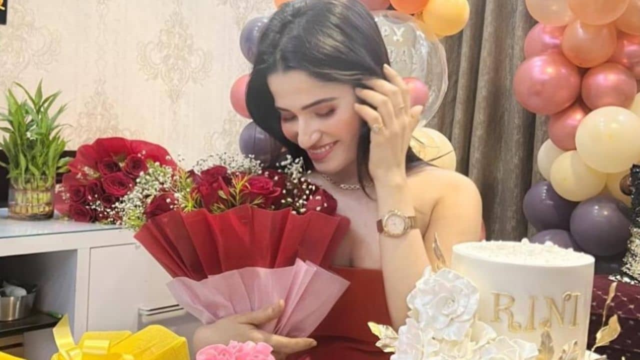 জন্মদিনে পূজারিণীকে ঘর ভর্তি ফুল পাঠালেন কে?