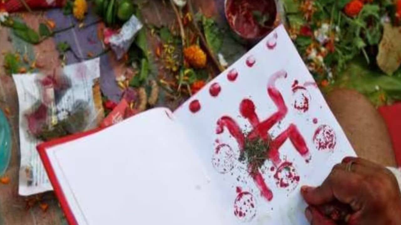 Vastu Tips: পরিবারে সুখ আনতে বছরের প্রথমদিন ঘরে আনতে পারেন এই কয়েকটি জিনিস