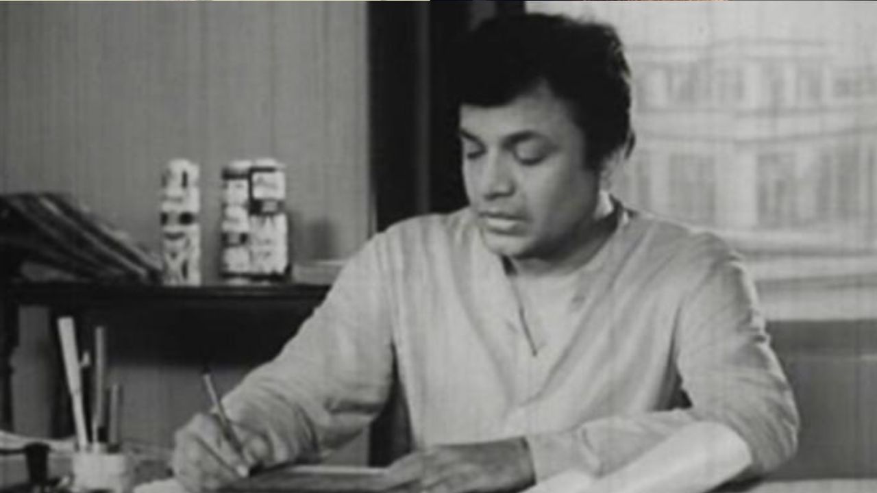 অনুরাগীদের হাত থেকে নিজের ফোন নম্বর লুকিয়ে রাখতে কী করেছিলেন মহানায়ক? জানেন কী ছিল সেই নম্বর! অনুরাগীদের হাত থেকে নিজের ফোন নম্বর লুকিয়ে রাখতে কী করেছিলেন মহানায়ক? জানেন কী ছিল সেই নম্বর!