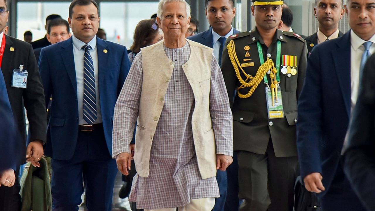 Bangladesh: ব্যাঙ্কক ছেড়ে দেশে ফিরতেই জরুরি বৈঠকের ডাক ইউনূসের! কী এমন ঘটল?