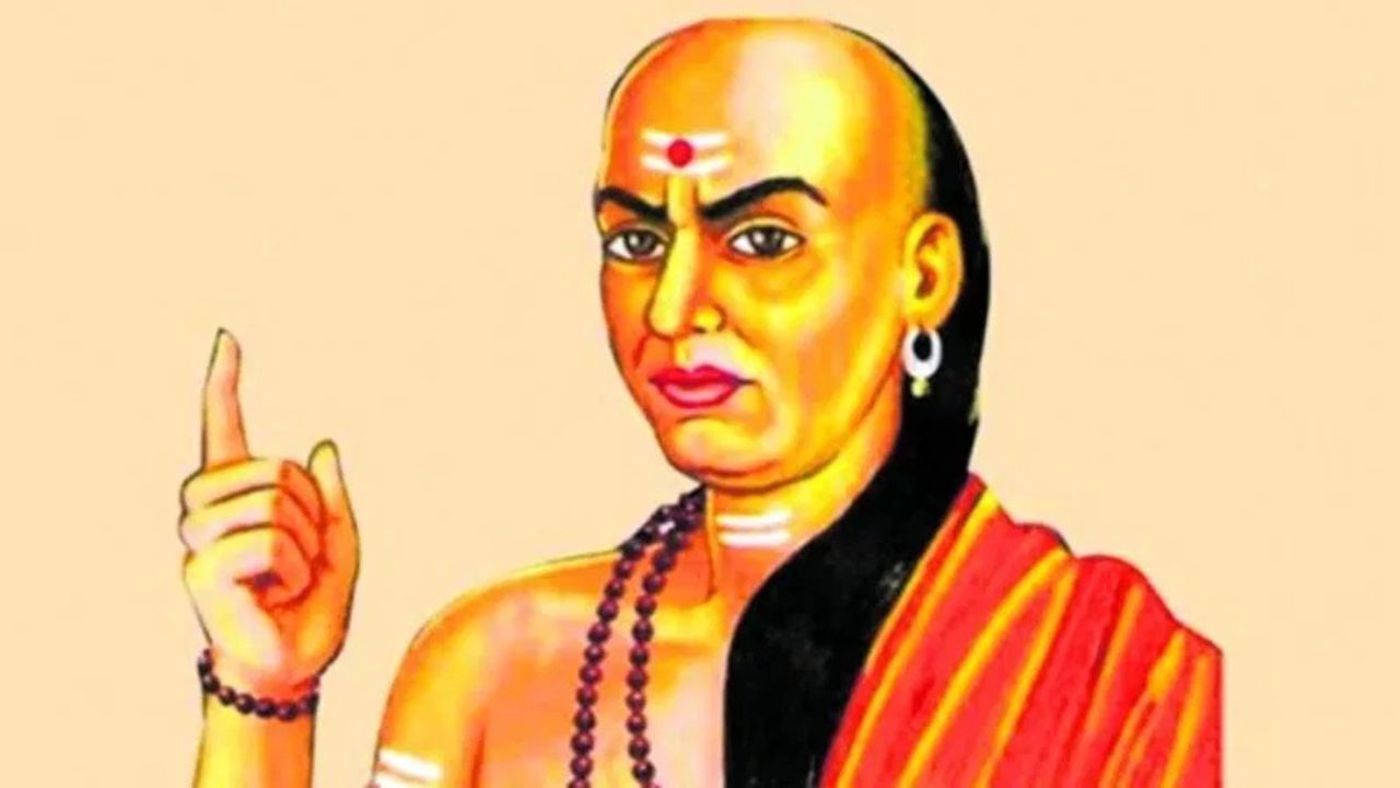 চাণক্য, আসল নাম ছিল কৌটিল্য। কূটনীতিক এবং রাজনীতিক হিসাবে তাঁর থেকে সফল যদি কেউ থেকে থাকেন তাহলে সেটা বোধহয় মহাভারতের শ্রীকৃষ্ণ ছাড়া আর কেউ নয়। তাঁর নীতি ও ধারণা আজও জীবনের প্রতিটি ক্ষেত্রে কার্যকর। বিশেষ করে যখন জীবনে সাফল্য অর্জনের প্রয়োজন থাকে অথবা যুদ্ধের পরিস্থিতি তৈরি হয় তখন তাঁর থেকে ভাল রণ কৌশল আর কেই বা জানেন?  