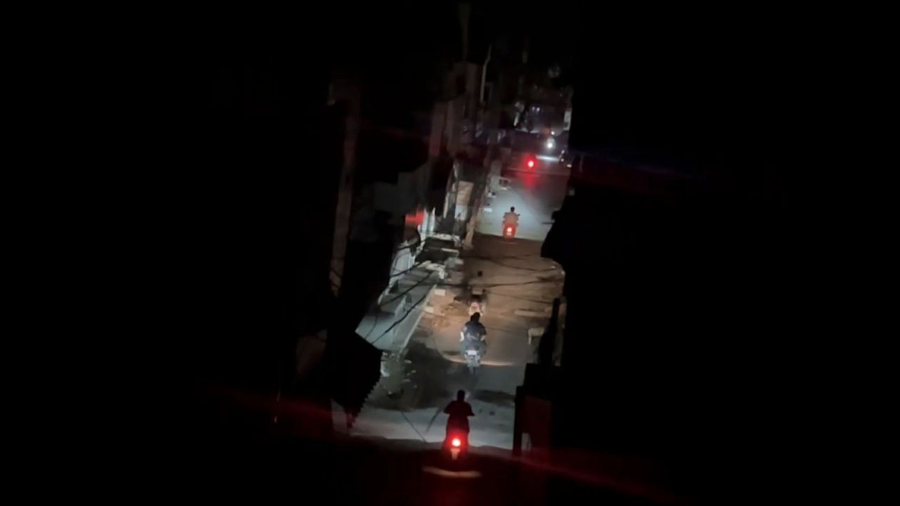 রাত হলেই কাপুরুষের মতো এগিয়ে আসছে পাকিস্তান। রাতের অন্ধকারে প্রতিদিন নিরস্ত্র সাধারণ মানুষের উপর চলছে আঘাতের চেষ্টা। সূর্য ডুবলেই শুরু হয়ে যাচ্ছে ব্ল্যাক আউট। সাইরেনের আওয়াজ আর সেনার বুটের শব্দ সঙ্গে অকাল দীপাবলি। অবশ্য ভারতীয় সেনার বীরত্বে প্রায় সব চেষ্টাই ব্যর্থ হয়েছে পাকিস্তানের।