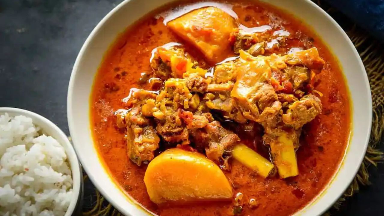 দেশজুড়ে তখন কায়েম ব্রিটিশ রাজ। সময়টা ১৮৫৭ সাল। ব্রিটিশ শক্তির বিরুদ্ধে একটু একটু করে জমা ক্ষোভ ফেটে পড়তে চলেছে সিপাহী বিদ্রোহ হয়ে। সেই একই সময়ে জন্ম নিচ্ছিল ভারতবাসীর অন্যতম পছন্দের রেলওয়ে মটন কারি। কী ভাবে তা হল? এই প্রতিবেদনে রইল সেই গল্প। সঙ্গে, রেলওয়ে মটন কারির অথেনটিক রেসিপিও। 