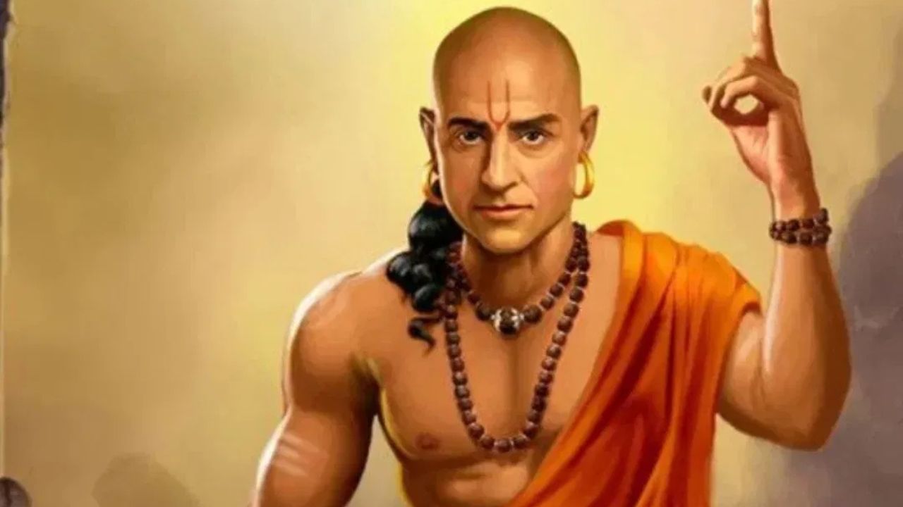 যুদ্ধের সময় বেশ কিছু নীতি মেনে চলার কথা বলে গিয়েছেন চাণক্য। যা আজও যে কোনও শাসক বা নেতার পথপ্রদর্শক হতে পারে। চাণক্য তাঁর নীতিতে কেবল সামরিক শক্তির গুরুত্বই নয়, বরং বুদ্ধিমত্তা, কূটনীতি এবং সঠিক সময়ে সিদ্ধান্ত গ্রহণের গুরুত্বও ব্যাখ্যা করেছেন। তাঁর বিশ্বাস, যুদ্ধে কেবল শারীরিক শক্তি দিয়েই নয়, বরং প্রজ্ঞা, পরিকল্পনা এবং সঠিক কৌশল দিয়েও জয়লাভ করা সম্ভব।