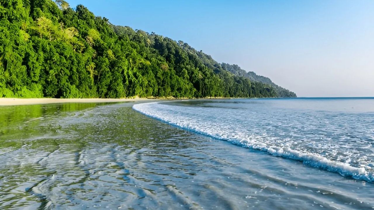 রাধানগর সৈকত, আন্দামান - তালিকার প্রথমে রয়েছে আন্দামান ও নিকোবর দ্বীপপুঞ্জের রাধানগর সৈকত। স্বচ্ছ নীল জলরাশি এবং সাদা বালির জন্য পরিচিত এই সৈকত প্রকৃতিপ্রেমীদের জন্য স্বর্গরাজ্য। শান্ত পরিবেশ এবং শান্ত ঢেউ প্রকৃতির সৌন্দর্য উপভোগ করার জন্য এবং বিশ্রাম নেওয়ার জন্য আদর্শ।