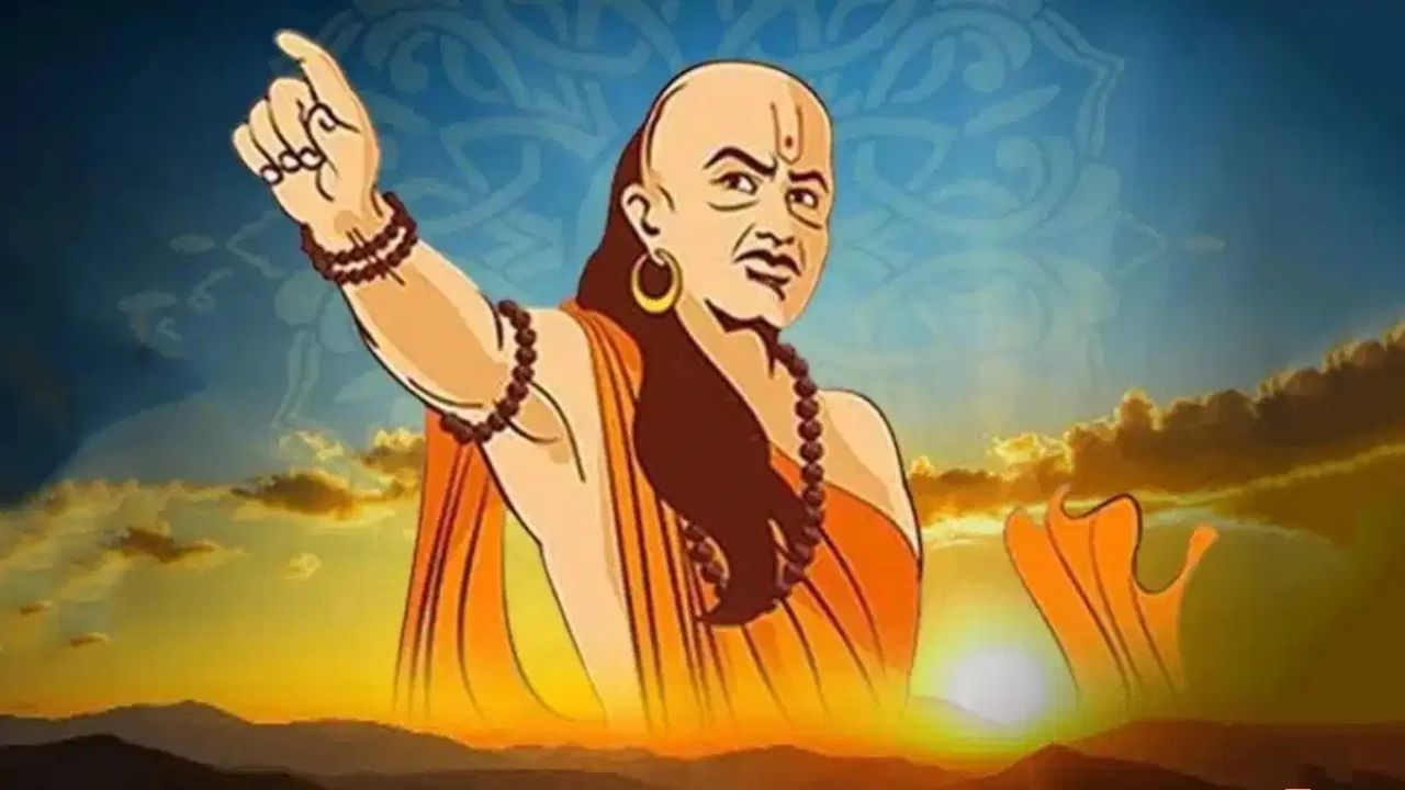 চাণক্য সবসময় বলতেন, কখনও নিজের শত্রুকে হালকাভাবে নেওয়া উচিত নয়। তার কৌশলকে পরাস্ত করতে শত্রুর শক্তি এবং দুর্বলতা বোঝাটা গুরুত্বপূর্ণ। শত্রুকে পরাজিত করার সর্বোত্তম উপায় হল সঠিক সময়ে শত্রুর দুর্বলতা কাজে লাগানো। যাতে তাকে সহজেই পরাজিত করা যায়।
