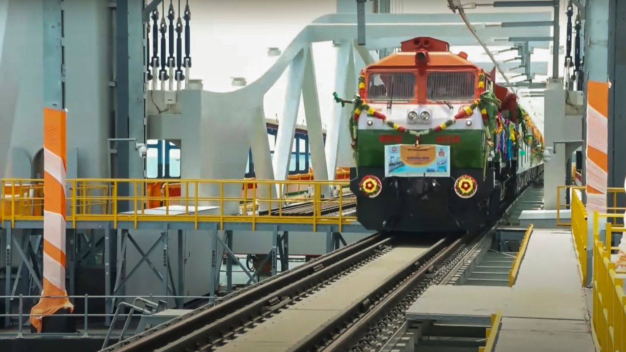 মুশকিল হল তৎকাল কোটায় টিকিট কাটতে গেলেও অনেক সময় তা পাওয়া যায় না। টিকিট পেতে বাধ্য হয়ে এজেন্ট ধরতে হয়। যার জন্য আরও ৪০০-৫০০টাকা বাড়তি খরচা। হলে উপায়? কিছু ট্রিকস আছে যা মেনে চললে নিজেই কাটতে পারবেন তৎকাল টিকিট। কী সেই উপায়?