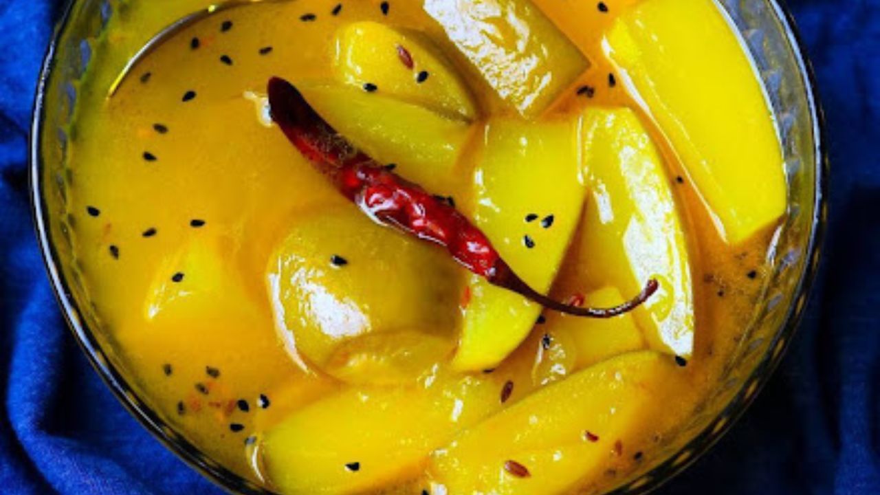 হজমশক্তি বাড়ায় - গরমে অনেকেই বদহজম, গ্যাস ও অম্বলের সমস্যায় ভোগেন। টক জাতীয় খাবার হজমে সহায়ক এনজাইম নিঃসরণে সাহায্য করে, ফলে খাবার সহজে হজম হয়। লেবু ও তেঁতুলের জল খেলে অম্বল ও গ্যাস্ট্রিক কমে।