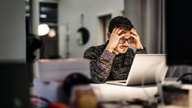 কম্পিউটারে বসে বসে কাজ করে করে মাথা ব্যথায় ছিঁড়ে যাচ্ছে? মুক্তি কী করে