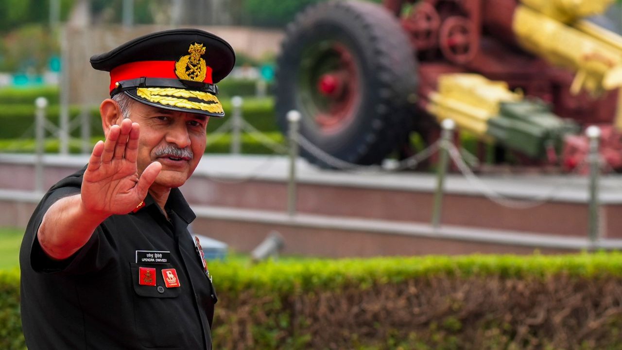 ১৯৮৪ সালে কমিশন লাভের পর, জম্মু ও কাশ্মীর, এলএসি এবং উত্তর-পূর্বে সন্ত্রাসবিরোধী অভিযানে গুরুত্বপূর্ণ ভূমিকা পালন করেন। ২০২৪ সালের ৩০ জুন তিনি সেনাপ্রধান হিসেবে নিযুক্ত হন। তাঁর নেতৃত্বে ভারতীয় সেনাবাহিনী পাকিস্তানে সন্ত্রাসীদের আস্তানায় ব্যাপক হামলাও চালিয়েছে।