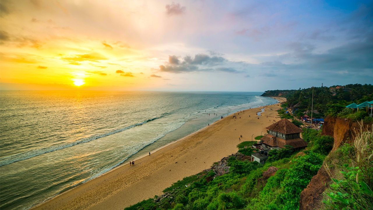 ভারকালা সৈকত, কেরালা - কেরালার ভারকালা সমুদ্র সৈকত আরেকটি রত্ন যা মিস করা উচিত নয়। এই সমুদ্র সৈকতটি তার অত্যাশ্চর্য পাহাড়ের জন্য বিখ্যাত যা আরব সাগরের মনোরম দৃশ্য উপস্থাপন করে। সোনালী বালি এবং প্রাকৃতিক ঝর্ণার অনন্য সংমিশ্রণ ভারকালাকে বিশ্রাম এবং আধ্যাত্মিক নিরাময় উভয়ের জন্যই একটি বিশেষ গন্তব্যস্থল করে তোলে। যোগব্যায়াম সেশন এবং আয়ুর্বেদিক চিকিৎসা এখানে বেশ জনপ্রিয়।