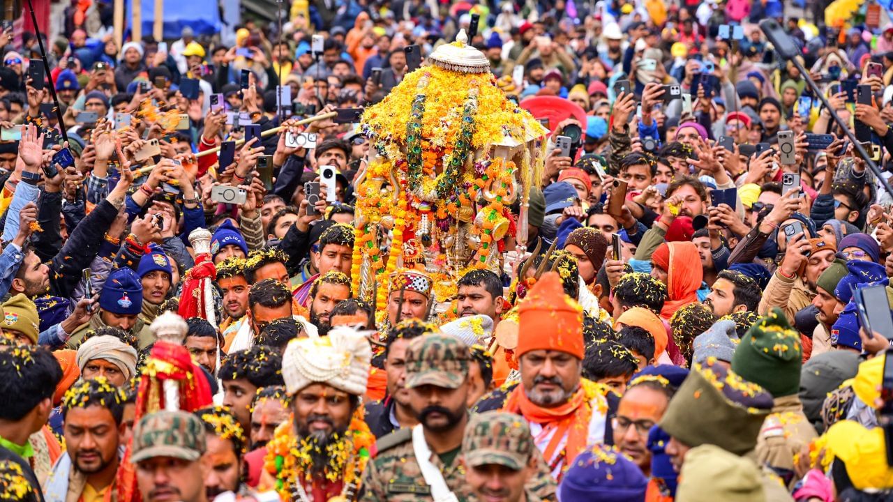 ২৮ এপ্রিল সকাল ১০:৩০ টায় ডোলি যাত্রা আনুষ্ঠানিকভাবে শুরু হয়। ভারতীয় সেনাবাহিনীর ব্যান্ডের ভক্তিময় সুর এবং ‘জয় বাবা কেদার’ ধ্বনির সঙ্গে পঞ্চমুখী শিব প্রতিমাকে পঞ্চস্নান করিয়ে সাজিয়ে বসানো হয় ডোলিতে। সেই ডোলি নিজেদের কাঁধে বহন করেন মন্দিরের পুরোহিত, বেদপাঠী ও বদ্রীনাথ-কেদারনাথ মন্দির কমিটির কর্মকর্তারা নিয়ে আসেন মন্দিরে। এই উপলক্ষে ওমকারেশ্বর মন্দিরে হাজার হাজার ভক্ত উপস্থিত ছিলেন সেই দিন।