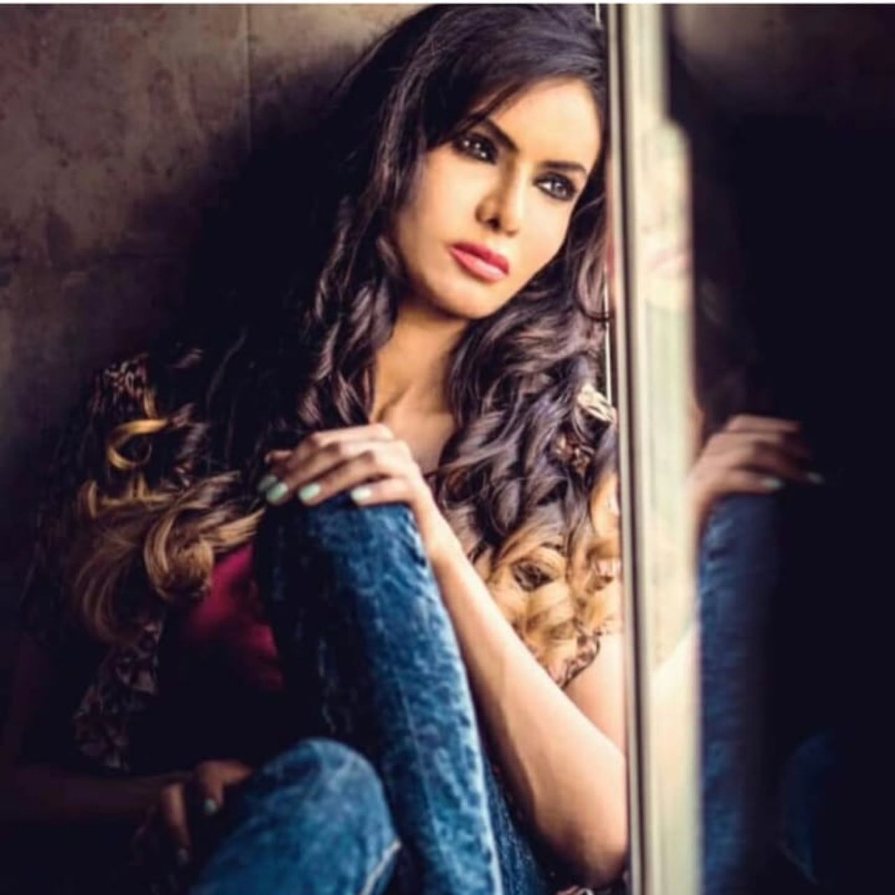 দশভূজা বলতে যা বোঝায় শায়নাও যেন ঠিক তাই। একাধারে তিনি একজন অর্থনীতিবিদ, পরিবেশবিদ, ফ্যাশন ডিজাইনার আবার প্রাক্তন সেনা ক্যাডেটও। রয়েছে বহু পদকও। রাইফেল শ্যুটিংয়ে জিতেছেন স্বর্ণপদক। পুরস্কার গ্রহণ করেছেন ভারতের রাষ্ট্রপতির কাছ থেকেও।