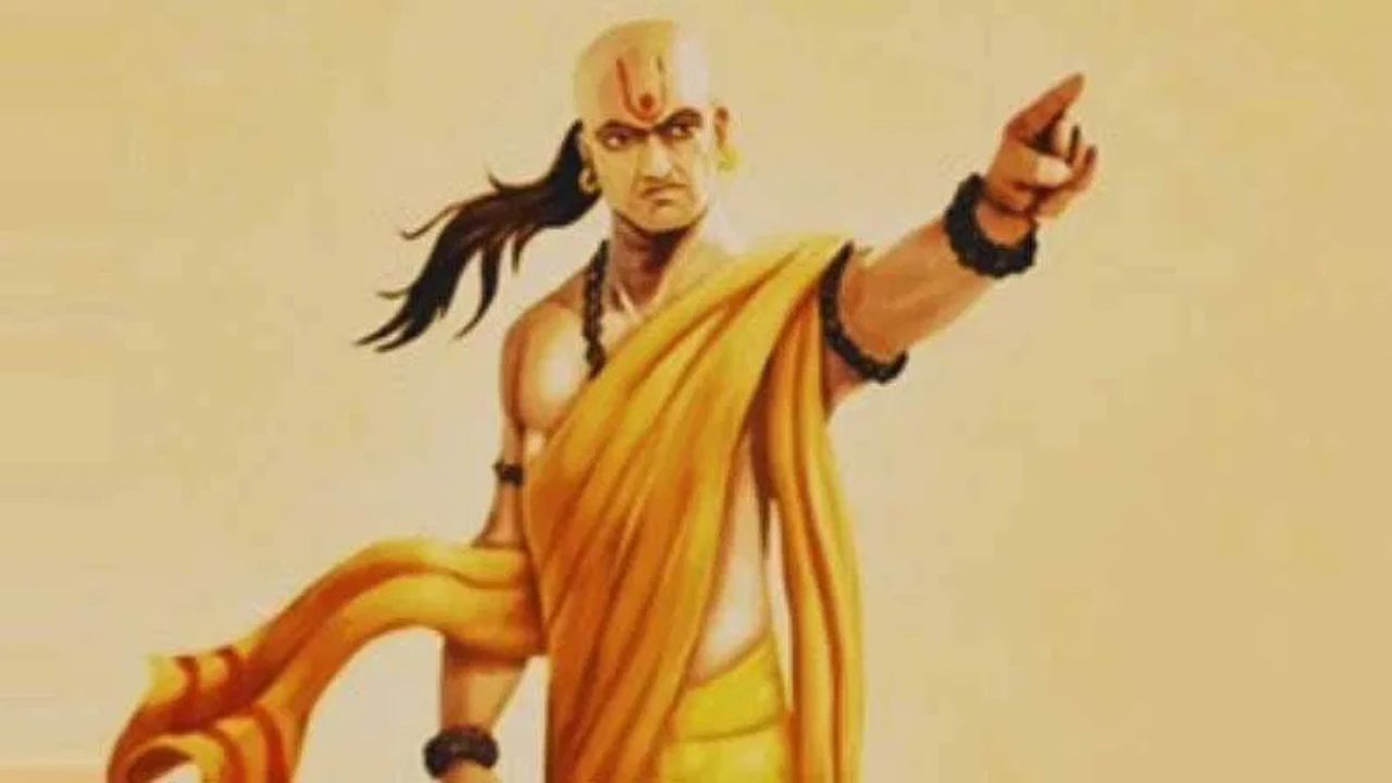 চাণক্য যুদ্ধকে প্রথম বিকল্প হিসেবে বিবেচনা করেননি। চাণক্য বিশ্বাস করতেন যে যুদ্ধ তখনই করা উচিত যখন অন্য কোনও বিকল্প অবশিষ্ট থাকে না। যদি সংলাপ বা আপসের মাধ্যমে কোন সমস্যার সমাধান করা যায়, তাহলে যুদ্ধ এড়ানো উচিত। তবে, যখন পরিস্থিতি নিয়ন্ত্রণের বাইরে চলে যাচ্ছে, তখন যুদ্ধের পথ অবলম্বন করতেই হবে।