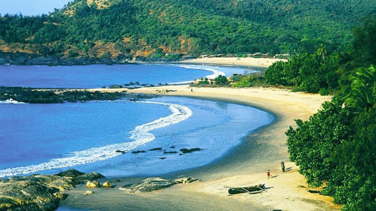 গোকর্ণ সমুদ্র সৈকত, কর্ণাটক - কর্ণাটকের গোকর্ণ সমুদ্র সৈকত সমুদ্র সৈকত প্রেমীদের জন্য হিডেন জেম। এই ছোট উপকূলীয় শহরটি সুন্দর সমুদ্র সৈকত এবং আধ্যাত্মিক অনুভূতির মিশ্রণ। কুডলে সমুদ্র সৈকত, ওম সমুদ্র সৈকত এবং প্যারাডাইস সমুদ্র সৈকত অবশ্যই দেখার মতো কিছু স্থান। গ্রীষ্মের ছুটি কাটানোর জন্য শান্তিপূর্ণ এবং আদর্শ পরিবেশ এই গোকর্ণ সমুদ্র সৈকত।