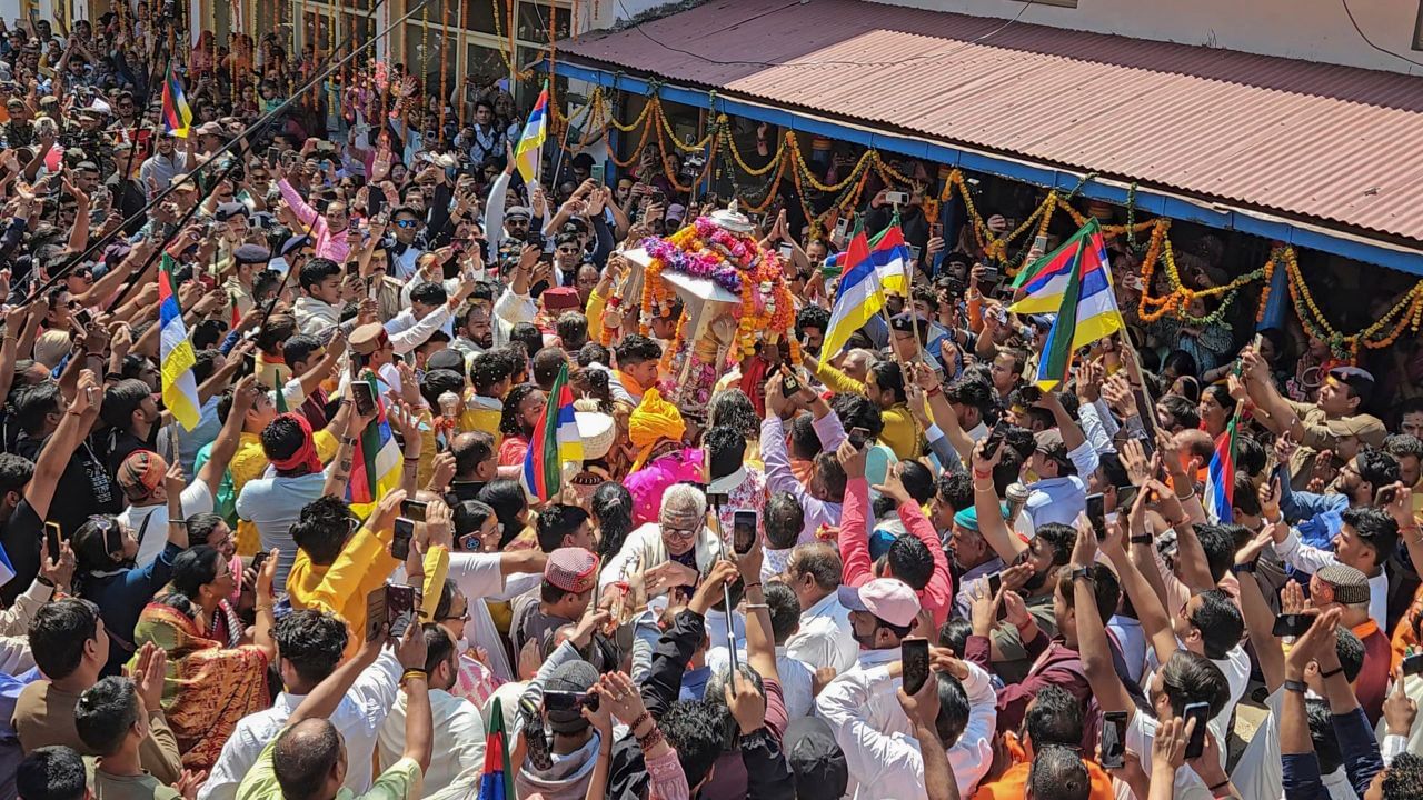 নিয়ম মেনে ২৮ তারিখ যে ডোলি যাত্রা ওমকারেশ্বর মন্দির থেকে শুরু হয়েছিল তা কেদারে পৌঁছোয় ১ মে। এর মাঝে তিনদিন গুপ্তকাশী, ফাটা ও গৌরীকুণ্ডে রাত কাটিয়েছেন কেদারনাথ। অর্থাৎ, ডোলি যাত্রায় মোট সম্য লাগে ৪ দিন।