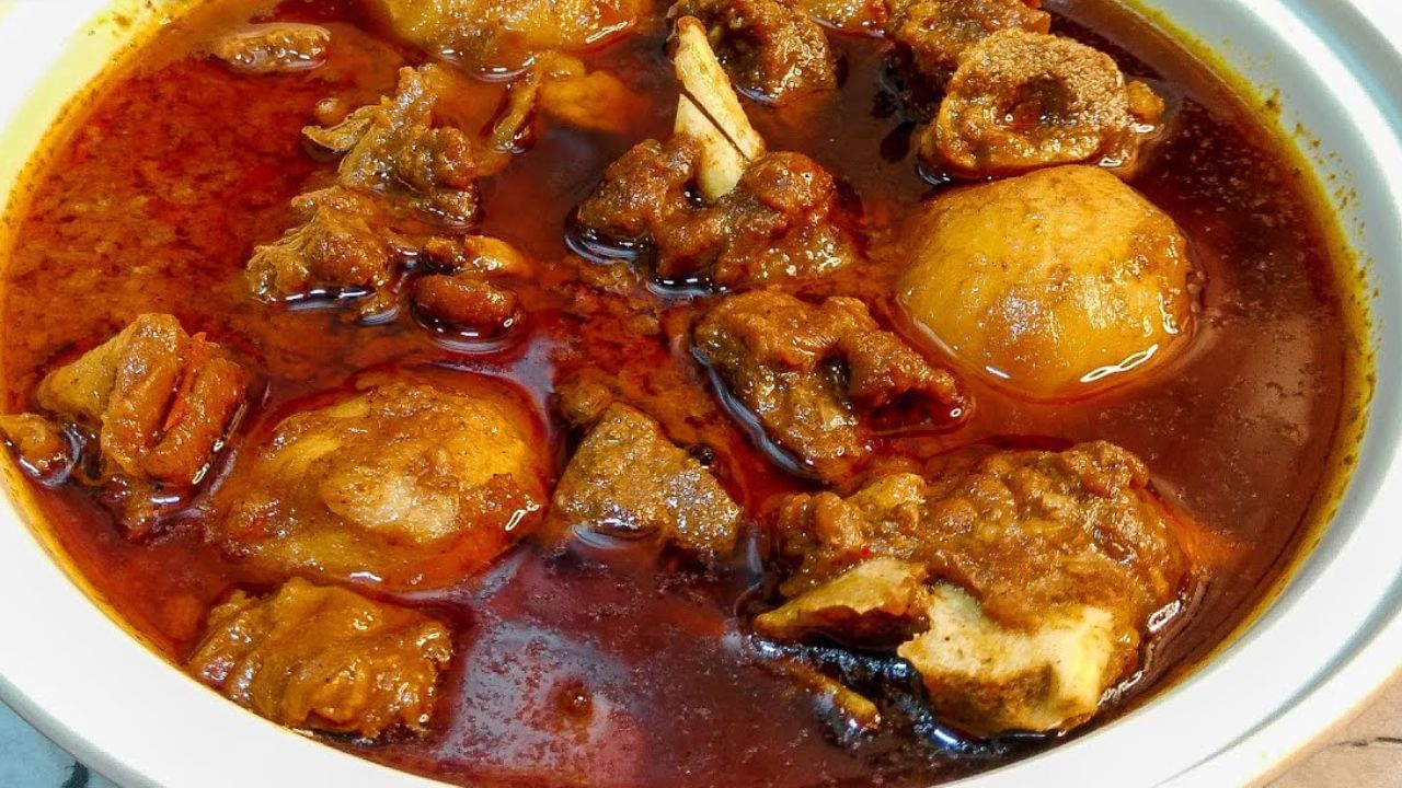 এবার আলু ম্যারিনেশন করতে, একটি পাত্রে আলু, নুন, হলুদ গুঁড়ো দিয়ে ভালো করে মিশিয়ে নিন। এবার একটি প্রেসার কুকার বা প্যানে তেল দিন এবং তাতে ম্যারিনেট করা আলুগুলো দিয়ে ভাজুন।