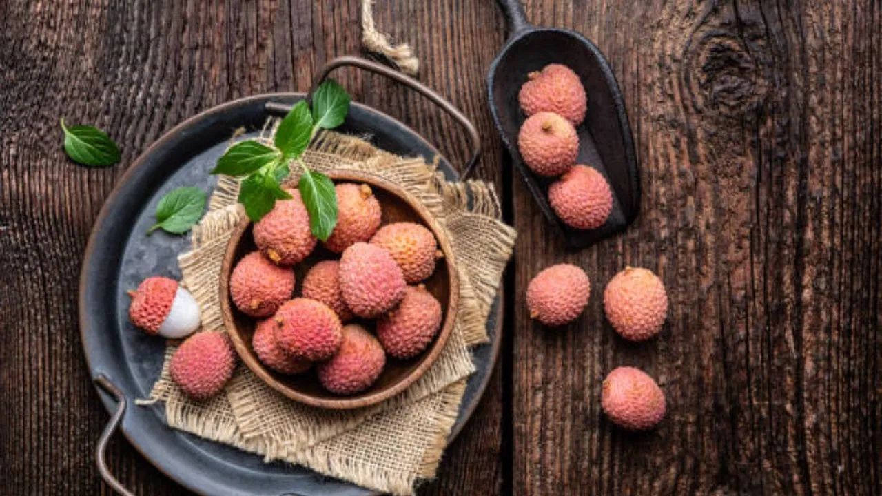লিচু ত্বকের জন্য অত্যন্ত উপকারী। লিচুতে ভিটামিন সি এবং অ্যান্টিঅক্সিডেন্ট রয়েছে যা কোলাজেন বাড়ায় এবং বলিরেখা, ব্রণ, কালো দাগের মতো ত্বকের সমস্যা থেকে মুক্তি পেতে সাহায্য করে। ত্বককে নরম ও মসৃণ করে।