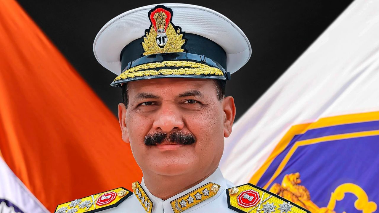 অ্যাডমিরাল দীনেশ কুমার ত্রিপাঠি ৩০ মে ২০২৪ নৌবাহিনীর প্রধান (সিএনএস) হিসেবে দায়িত্ব গ্রহণ করেন। ১৯৬৪ সালের ১৫ মে উত্তর প্রদেশের একটি গ্রামে জন্ম নেন দীনেশ কুমার ত্রিপাঠি। একটি সরকারি স্কুলে পঞ্চম শ্রেণী পর্যন্ত পড়াশোনা করেন, তারপর ১৯৭৩ সালে সৈনিক স্কুল রেওয়াতে যোগদান করেন। সেনাপ্রধান উপেন্দ্র দ্বিবেদীর সঙ্গে তাঁর আলাপ এই স্কুল জীবনেই। দু'জনেই ব্যাচমেট ছিলেন।
