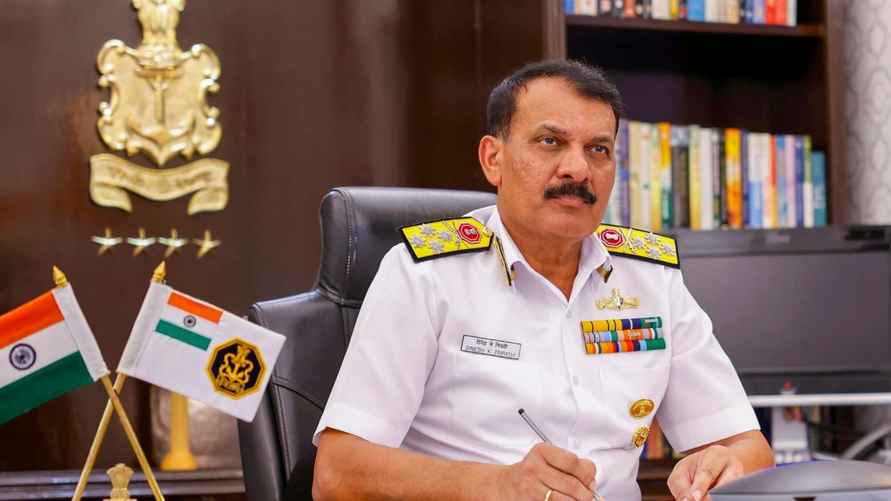 এরপর, তিনি পুনের জাতীয় প্রতিরক্ষা একাডেমি (এনডিএ) এবং এঝিমালার ভারতীয় নৌ একাডেমি থেকে সামরিক প্রশিক্ষণ গ্রহণ করেন। ত্রিপাঠী DSSC ওয়েলিংটনে স্টাফ কোর্সে পদক জিতেছেন এবং নিউপোর্টের ইউএস নেভাল ওয়ার কলেজে প্রশিক্ষণও পেয়েছেন। তিনি পশ্চিম নৌ কমান্ডের কমান্ডার এবং নৌবাহিনীর উপ-প্রধান (২০২৩-২৪) হিসেবে নীতি ও পরিচালনায় গুরুত্বপূর্ণ ভূমিকা পালন করেছেন। বর্তমানে ভারতীয় নৌবাহিনীর নেতৃত্ব দেওয়ার দায়িত্ব তাঁকেই। সব ছবি - PTI