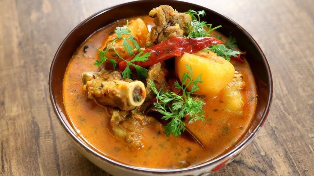 জল, নুন এবং তেঁতুলের বাটা যোগ করে ফুটিয়ে নিন। এবার ঢাকনা বন্ধ করে ৬-৭টি সিটি দিয়ে নিন। মাংস ৯৫ শতাংশ সেদ্ধ হয়ে গেলে ভেজে রাখা আলুগুলো দিয়ে দিন। মিনিট পাঁচেক ফুটিয়ে দেখে দিন সব ভাল করে সেদ্ধ হয়েছে কিনা। ব্যস তারপর একটু ধনে পাতা কুঁচি ওপর থেকে ছড়িয়ে গরম গরম পরিবেশন করুন। ছবি - Getty Images