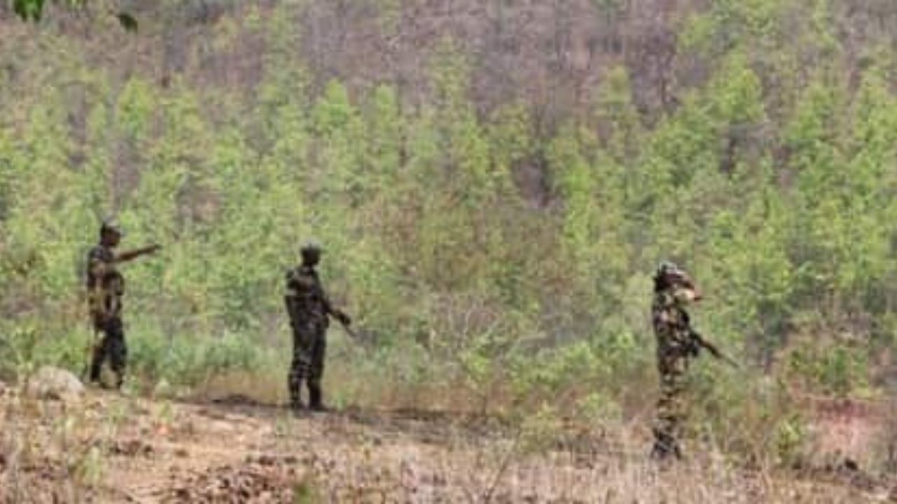 ২০১০ সালে দান্তেওয়ারা কাণ্ড, যখন ৭৬ জন সিআরপিএফ জওয়ান করা হয়েছিল, সেই ঘটনায় বাসবরাজ যুক্ত ছিল। এছাড়াও ২০১৩ সালে জীরাম ঘাটি অ্যাম্বুশে সিনিয়র কংগ্রেস নেতা সহ প্রাণ হারান প্রায় ২৭ জন মানুষ। ২০০৩ সালে নারা চন্দ্রবাবু নায়ডুকে হত্যা করার জন্য আলিপিরি বিস্ফোরণের ঘটনাতেও যুক্ত ছিলেন বাসবরাজ। ২০১৮ সালে সিপিআই, মাওবাদীর সাধারণ সম্পাদকের পদ গ্রহণ করেন বাসবরাজ। তাঁর আগে ওই পদে ছিলেন মুপ্পালা লক্ষণ রাও ওরফে গণপতি। (সব ছবি - PTI)